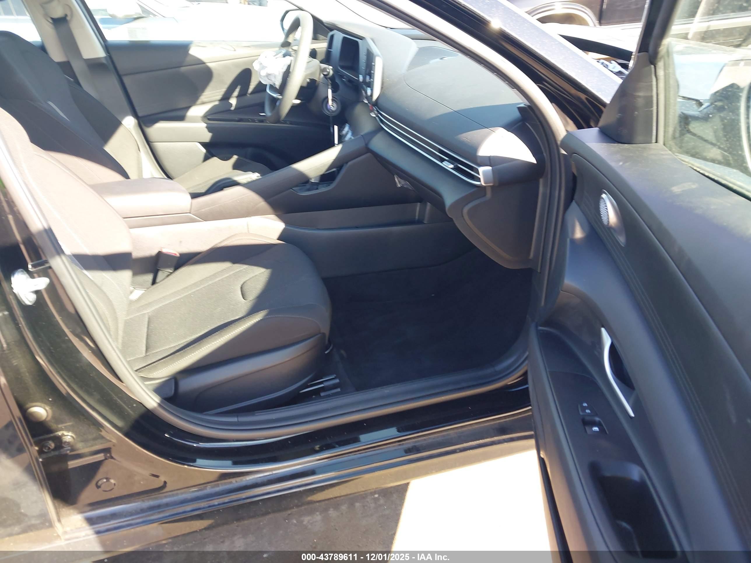 HYUNDAI ELANTRA image 5