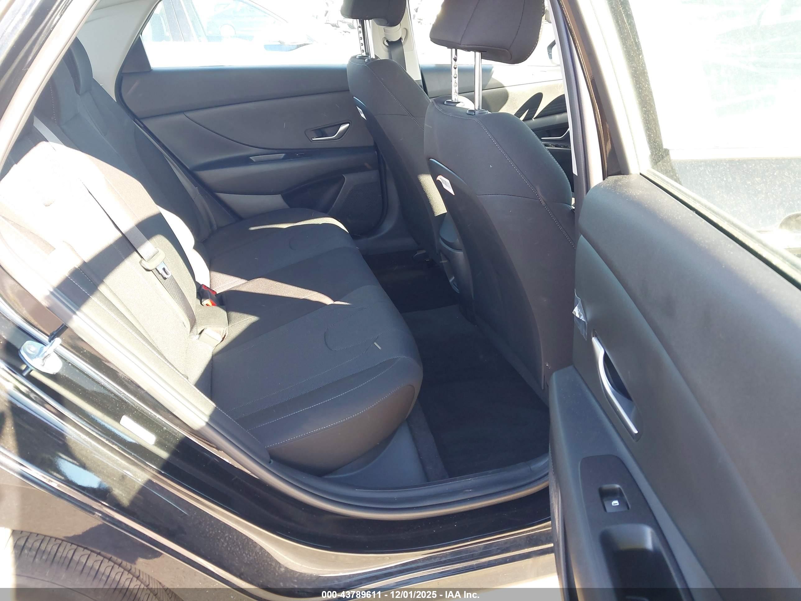 HYUNDAI ELANTRA image 8