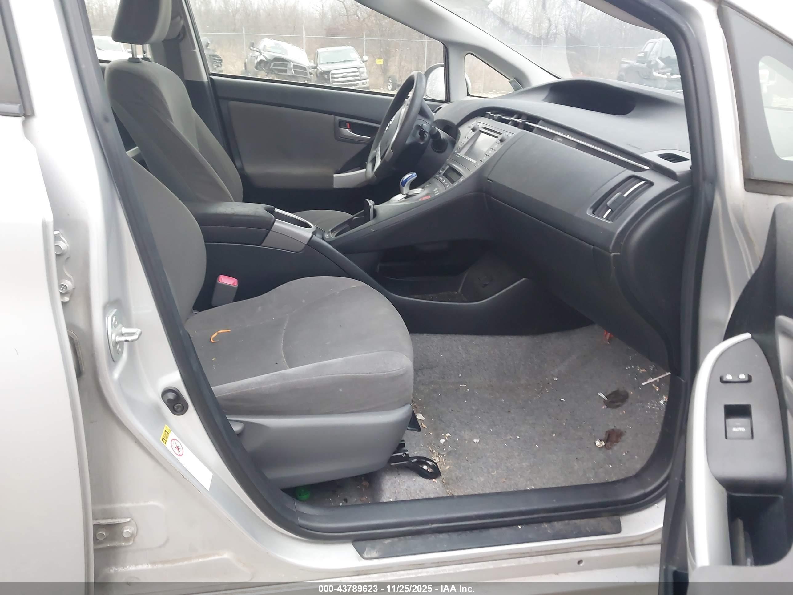 TOYOTA PRIUS image 5
