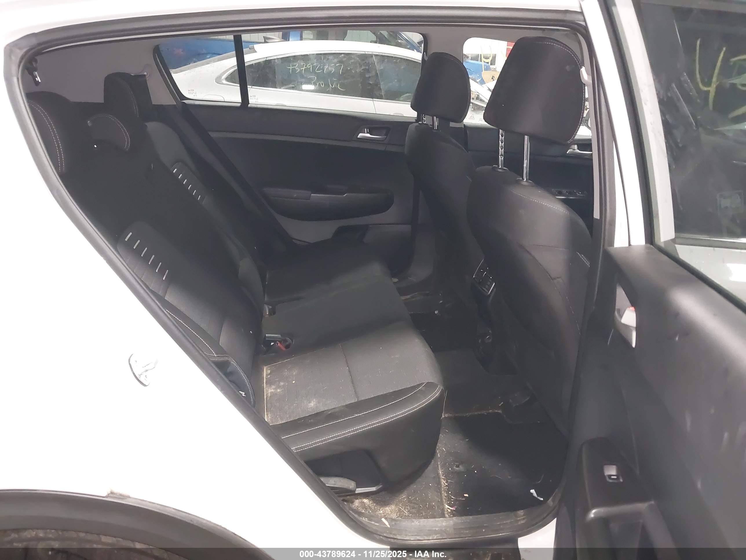 KIA SPORTAGE image 8