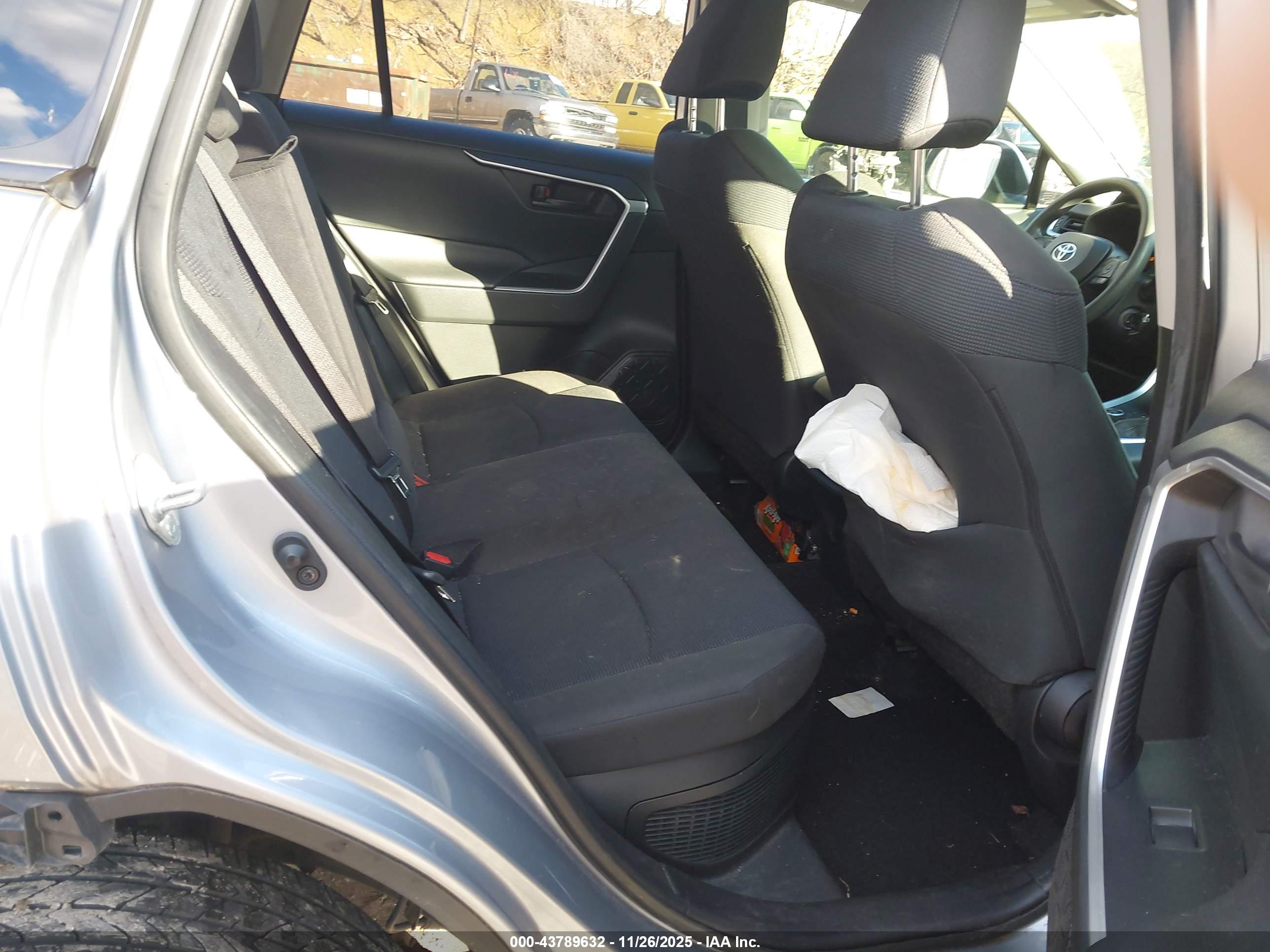 TOYOTA RAV4 image 8