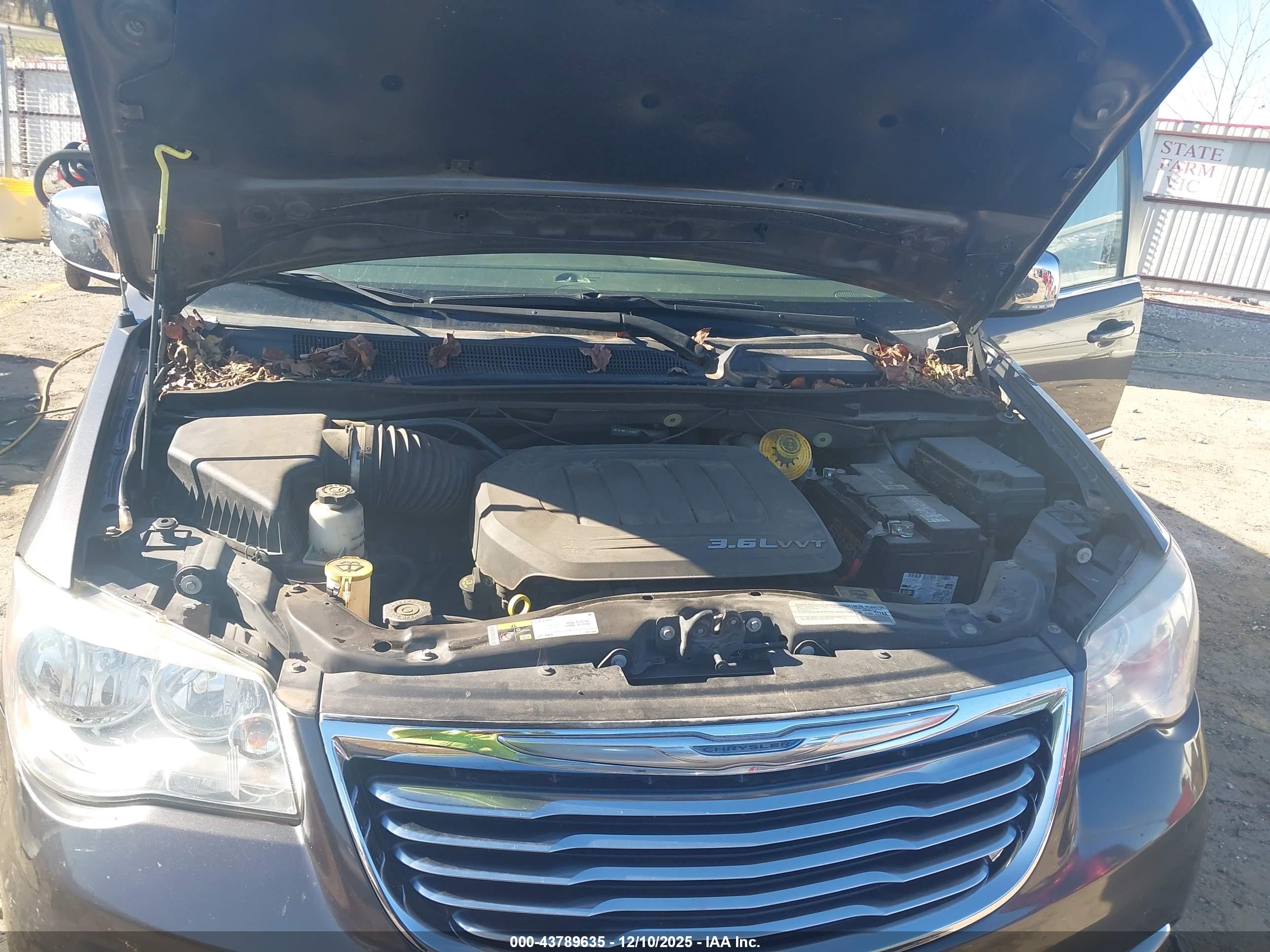 CHRYSLER TOWN image 10