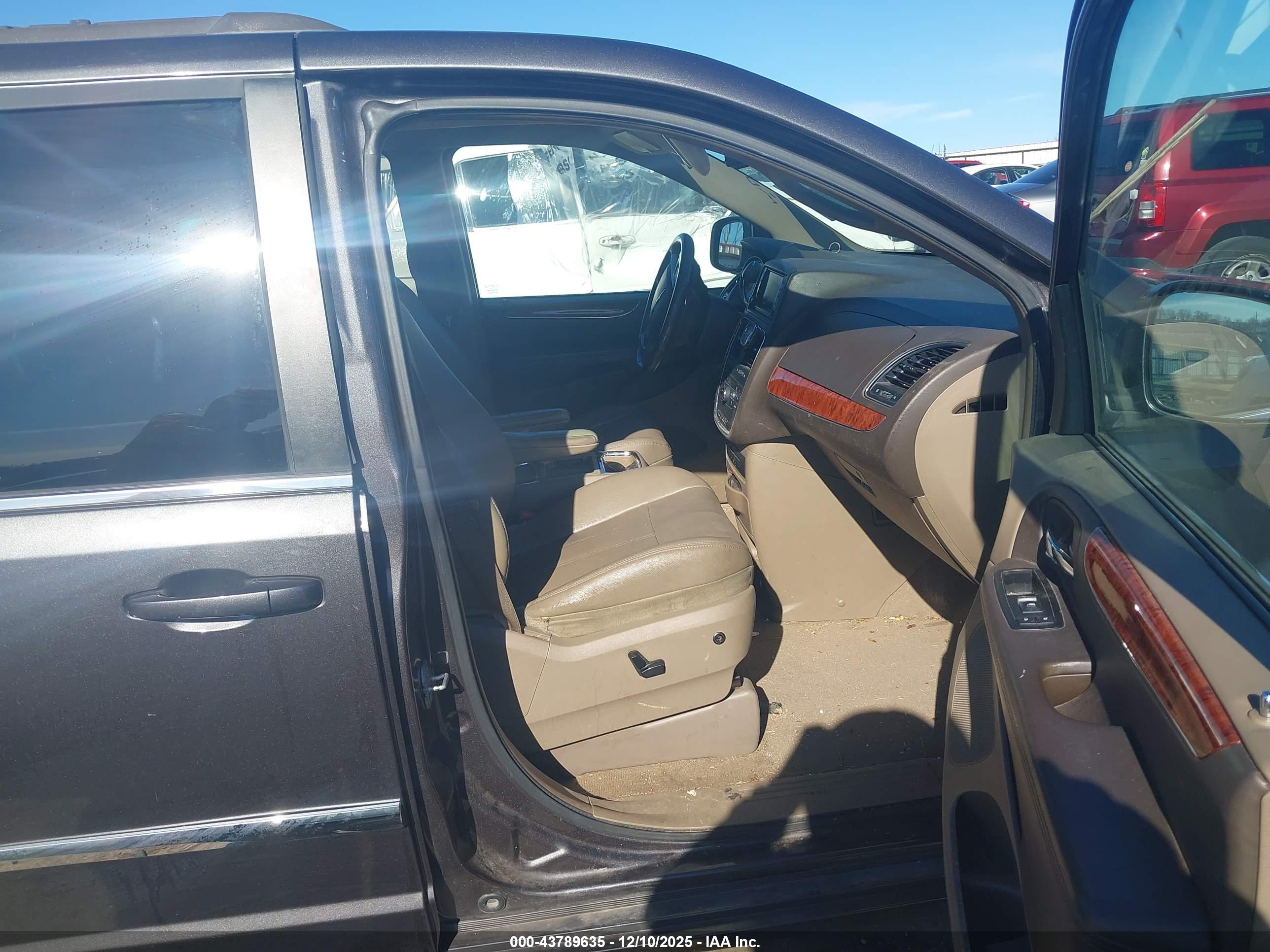 CHRYSLER TOWN image 5