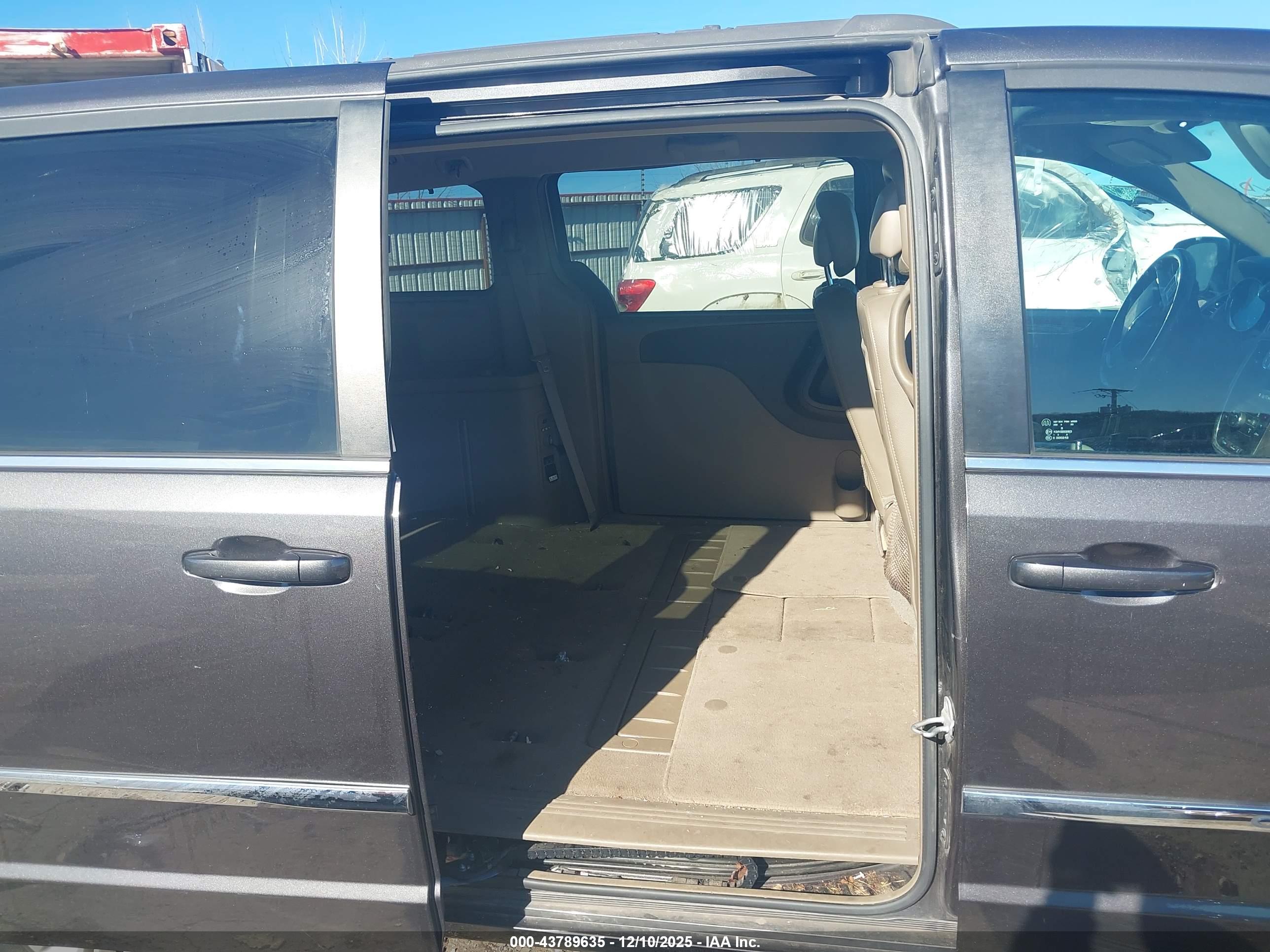 CHRYSLER TOWN image 8
