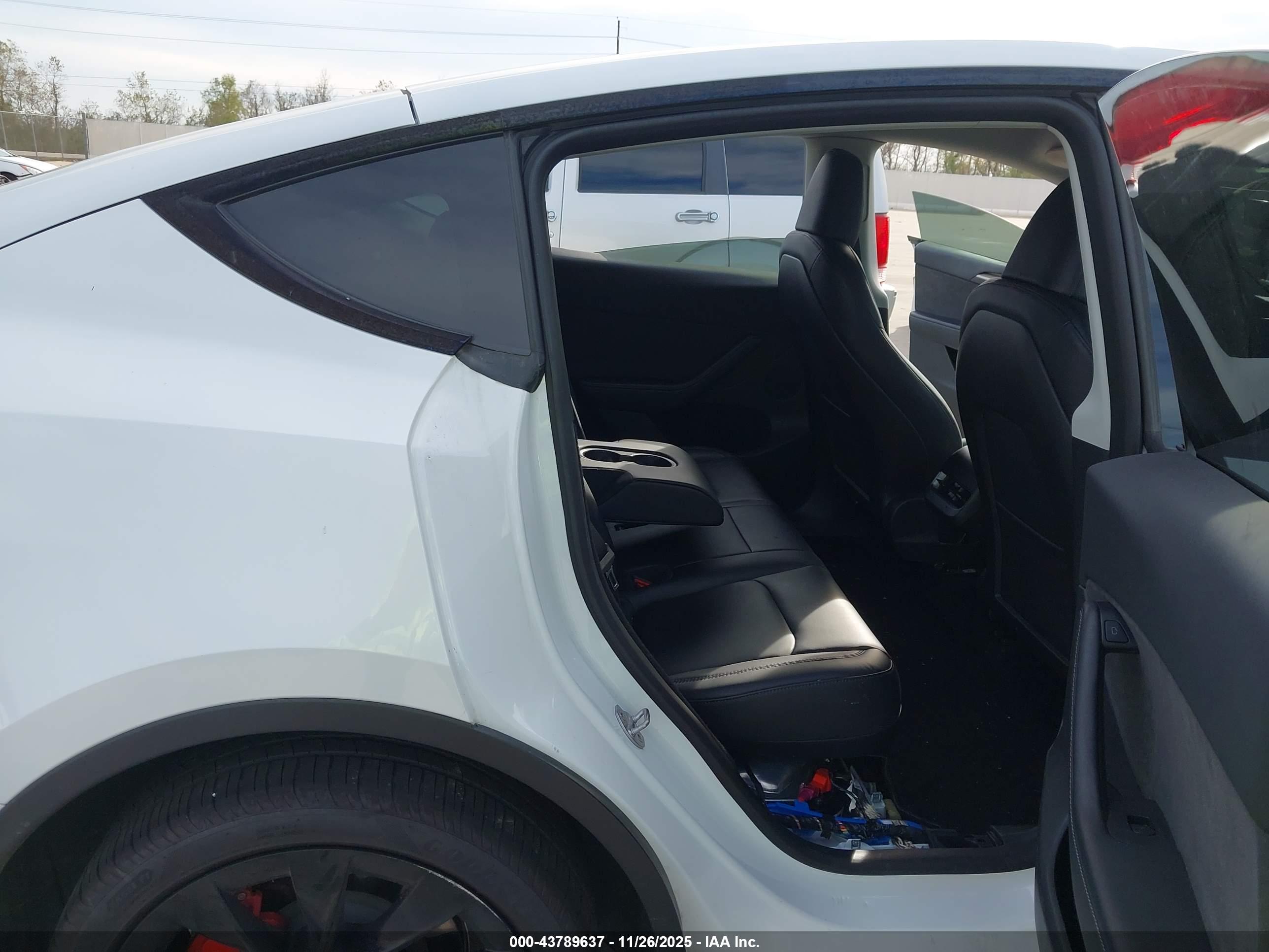 TESLA MODEL image 8