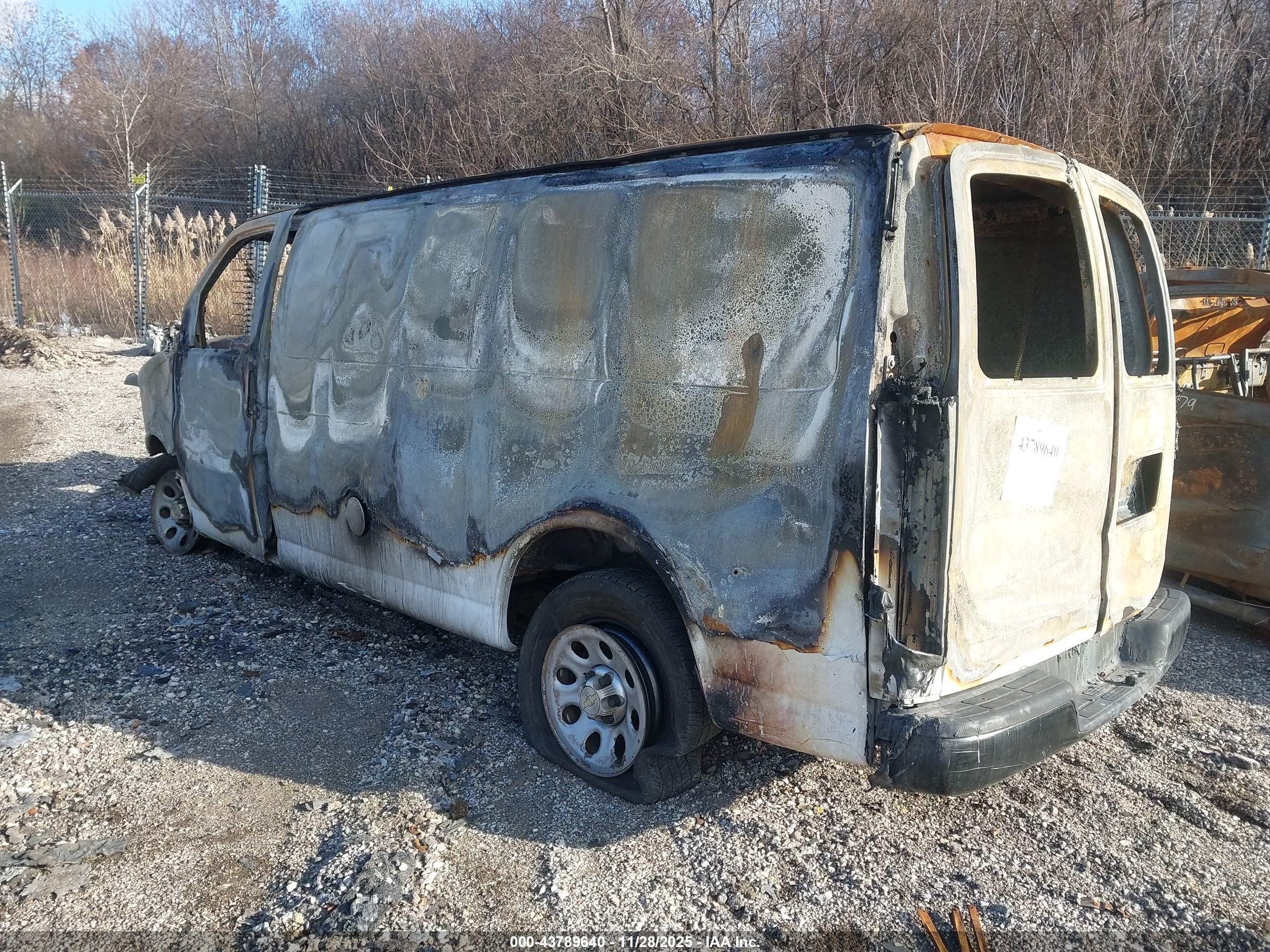 CHEVROLET EXPRESS image 3
