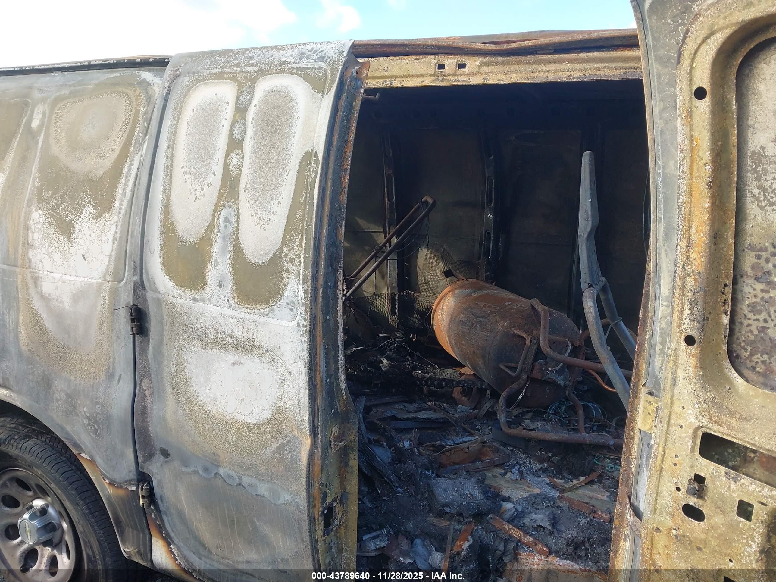 CHEVROLET EXPRESS image 8