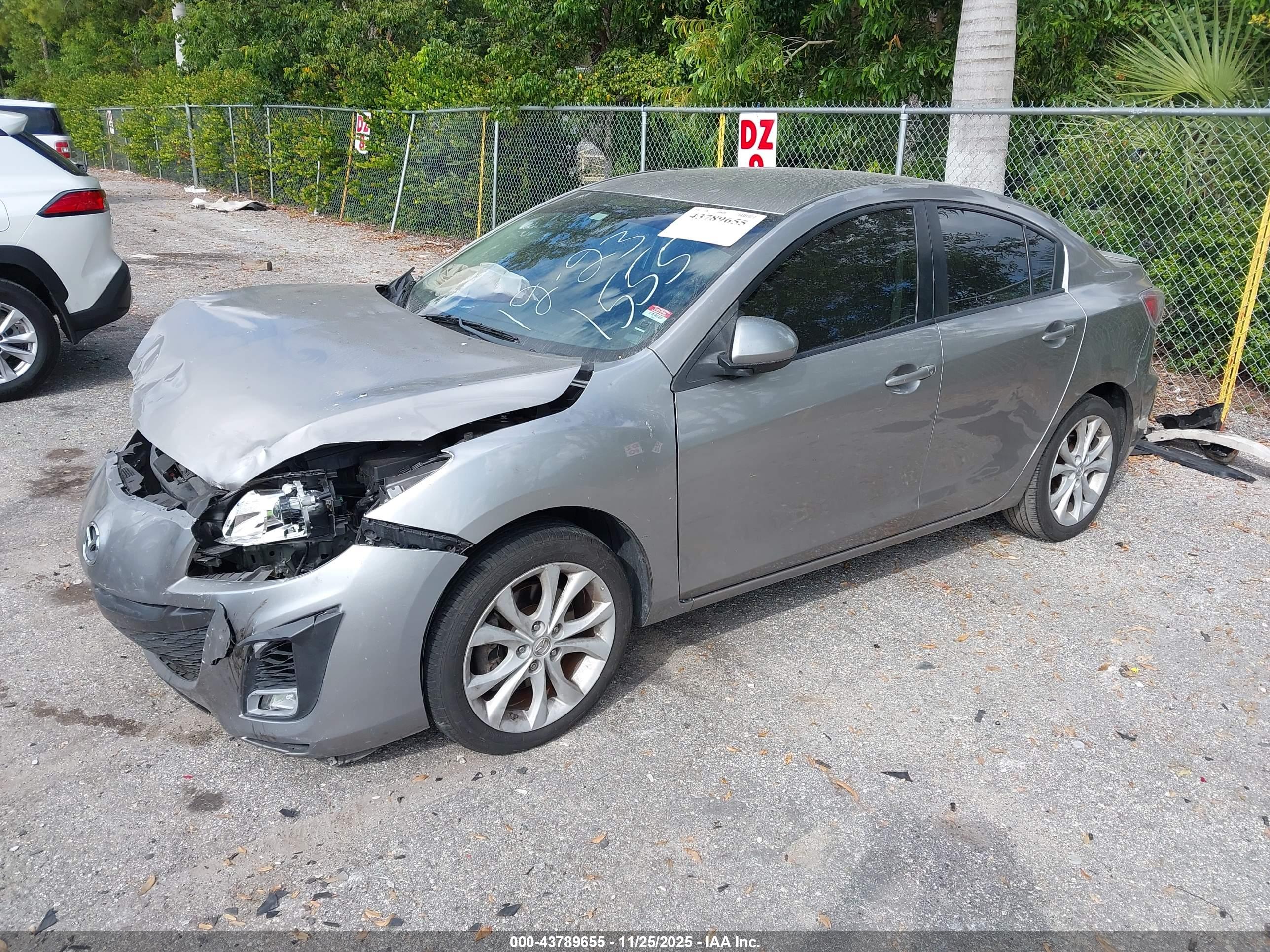 MAZDA MAZDA3 image 2