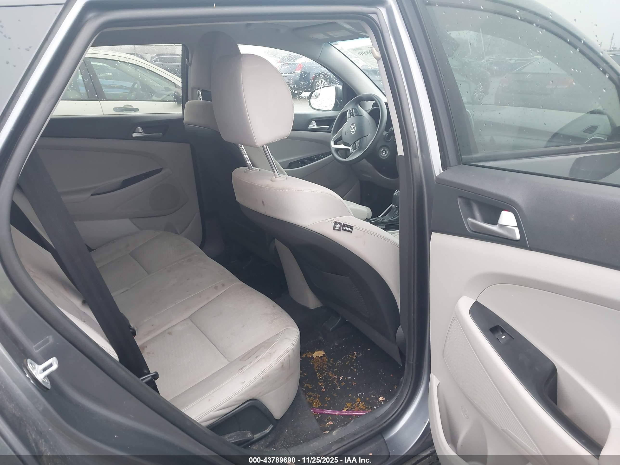 HYUNDAI TUCSON image 8
