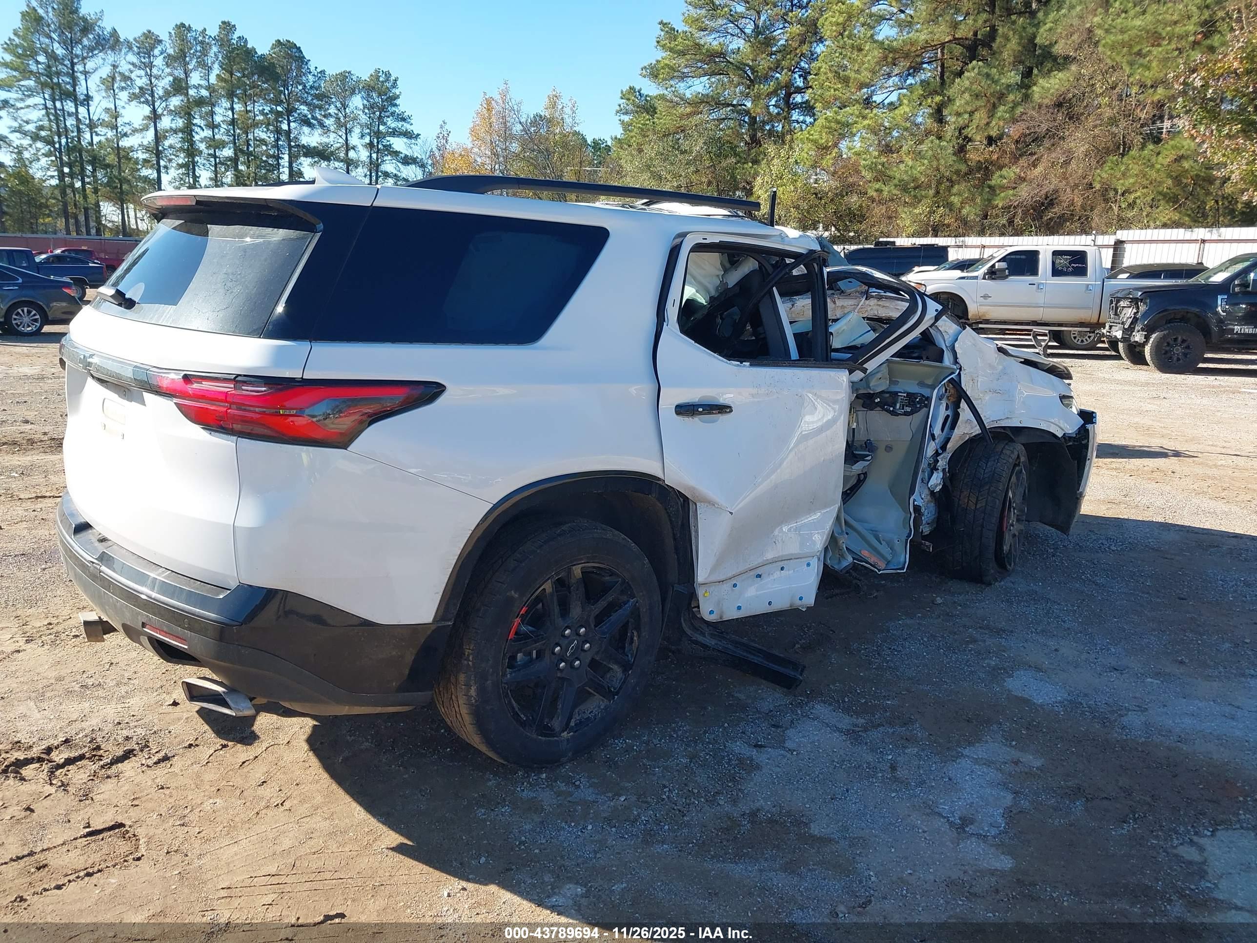 CHEVROLET TRAVERSE image 4