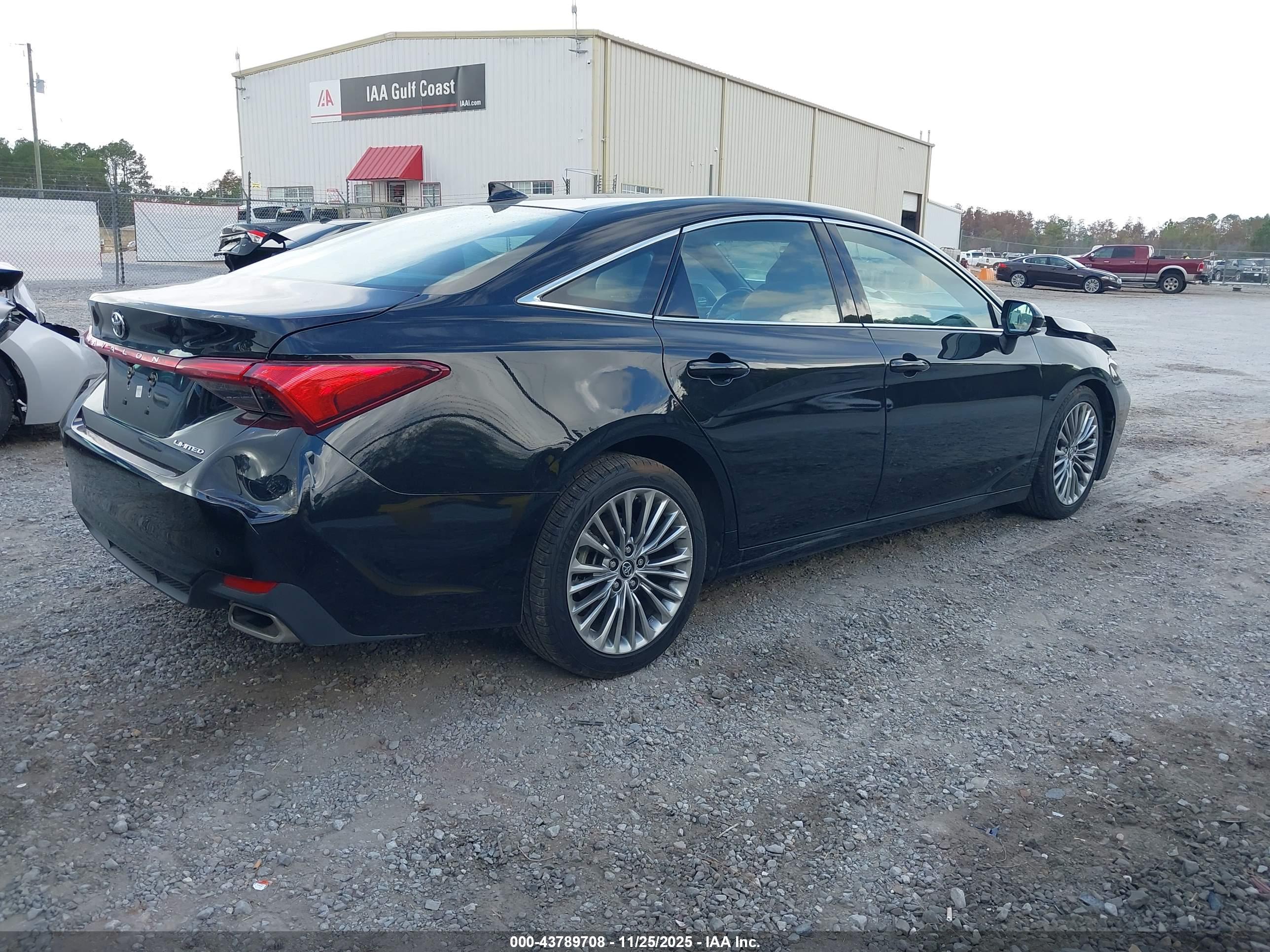 TOYOTA AVALON image 4