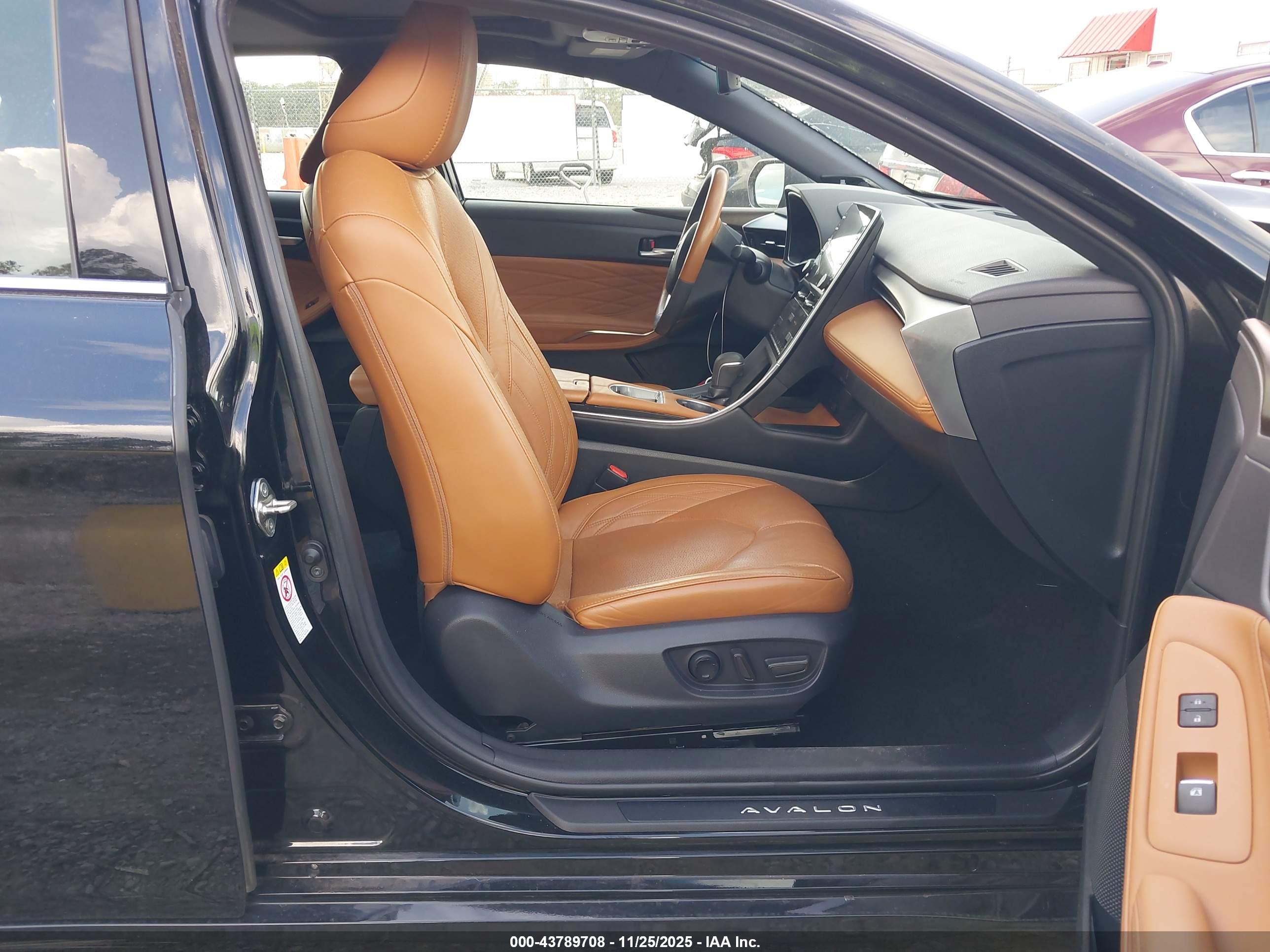 TOYOTA AVALON image 5