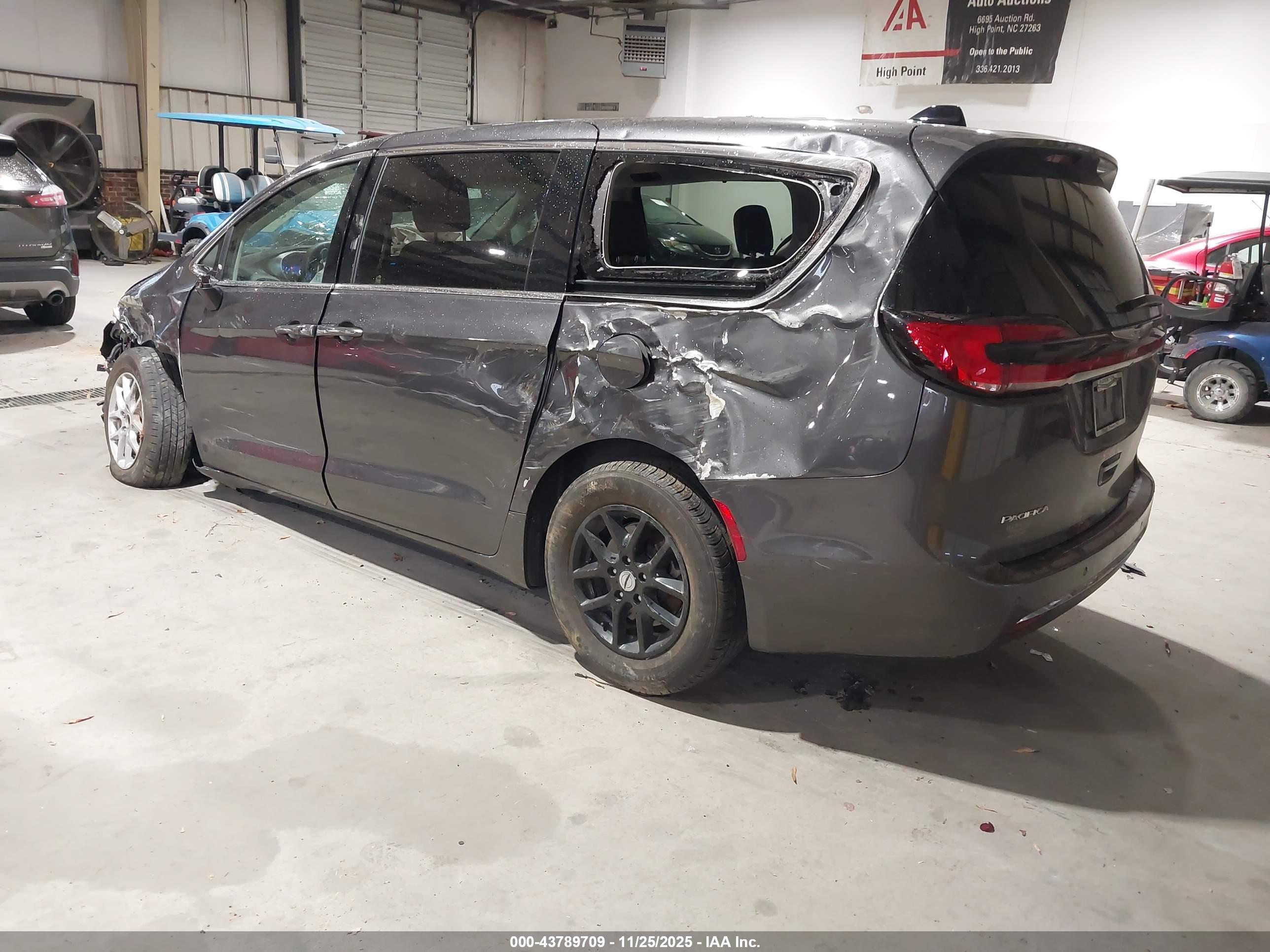 CHRYSLER PACIFICA image 3