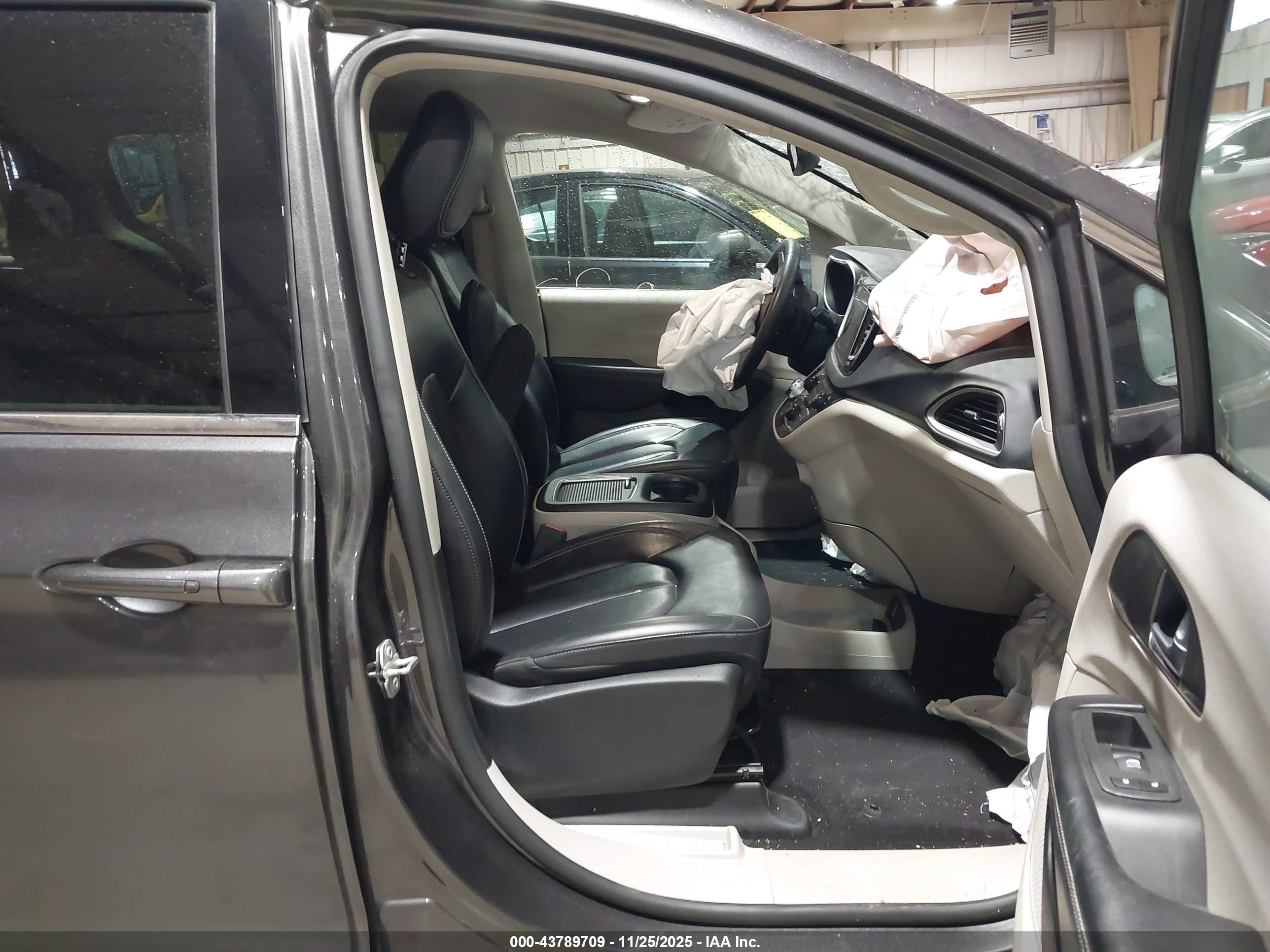 CHRYSLER PACIFICA image 5