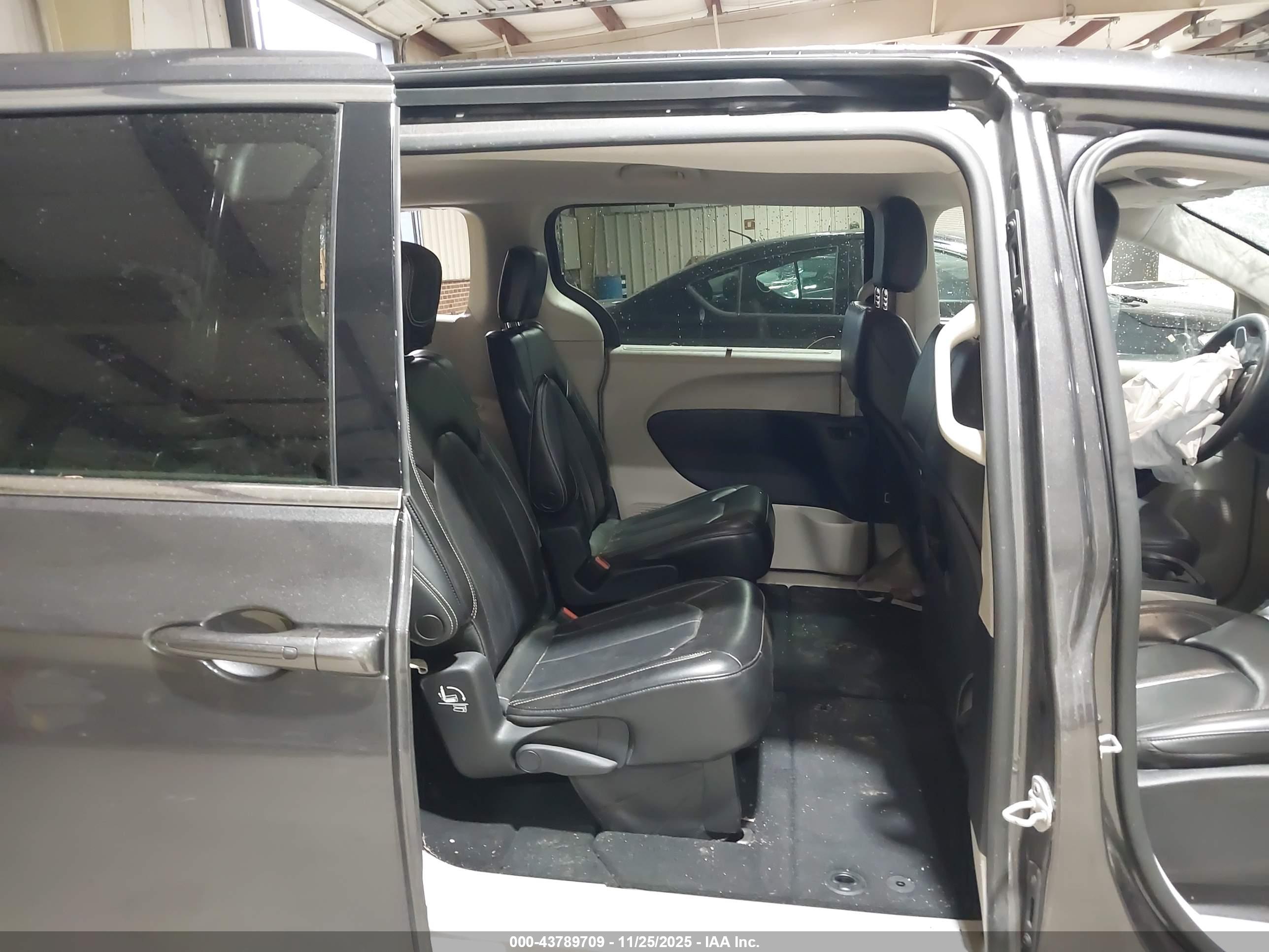 CHRYSLER PACIFICA image 8
