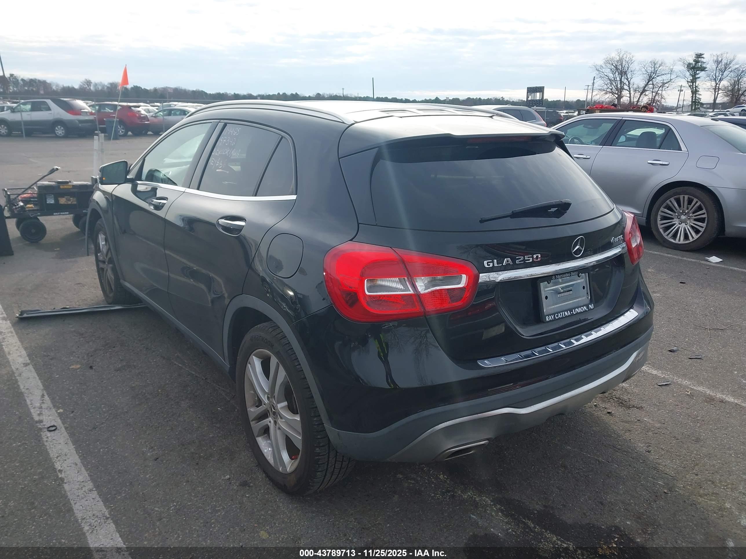 MERCEDES-BENZ GLA image 3