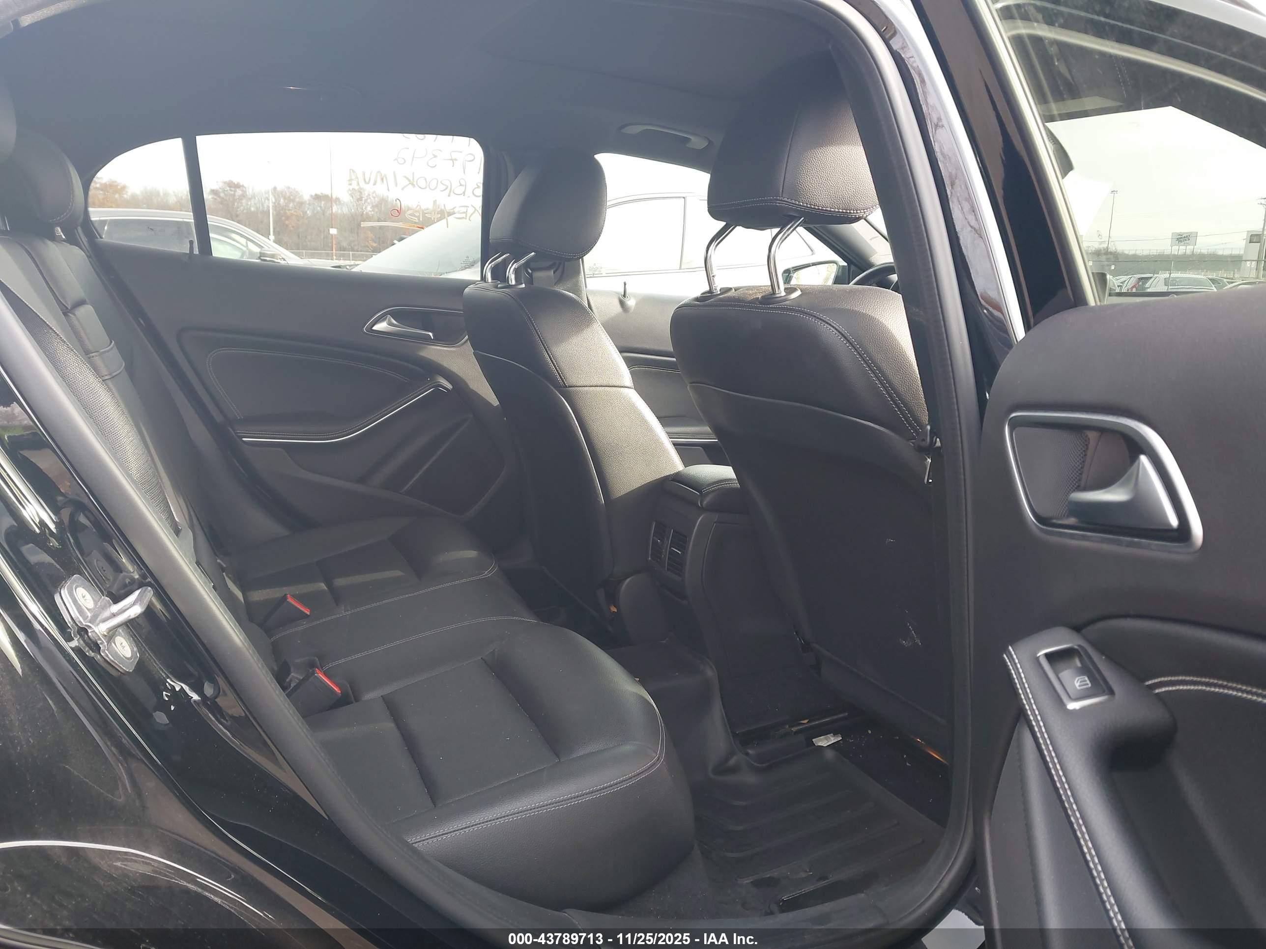 MERCEDES-BENZ GLA image 8