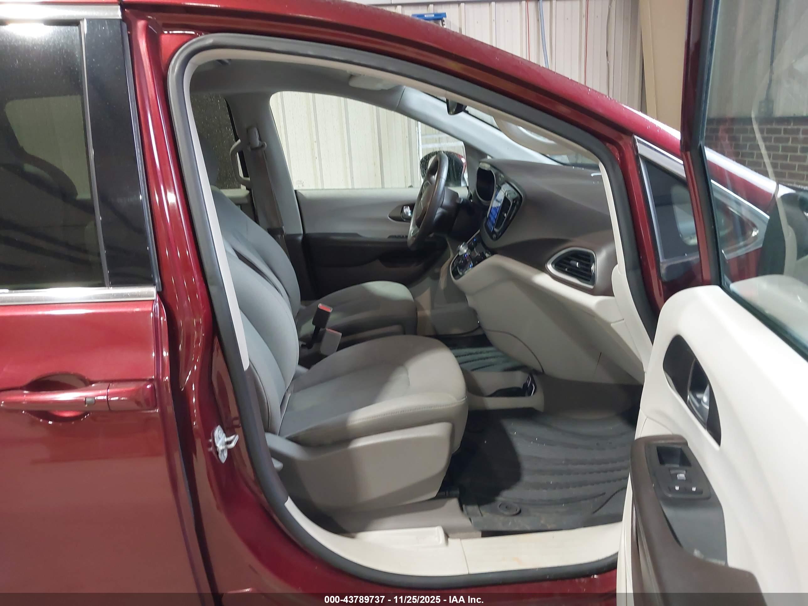 CHRYSLER PACIFICA image 5