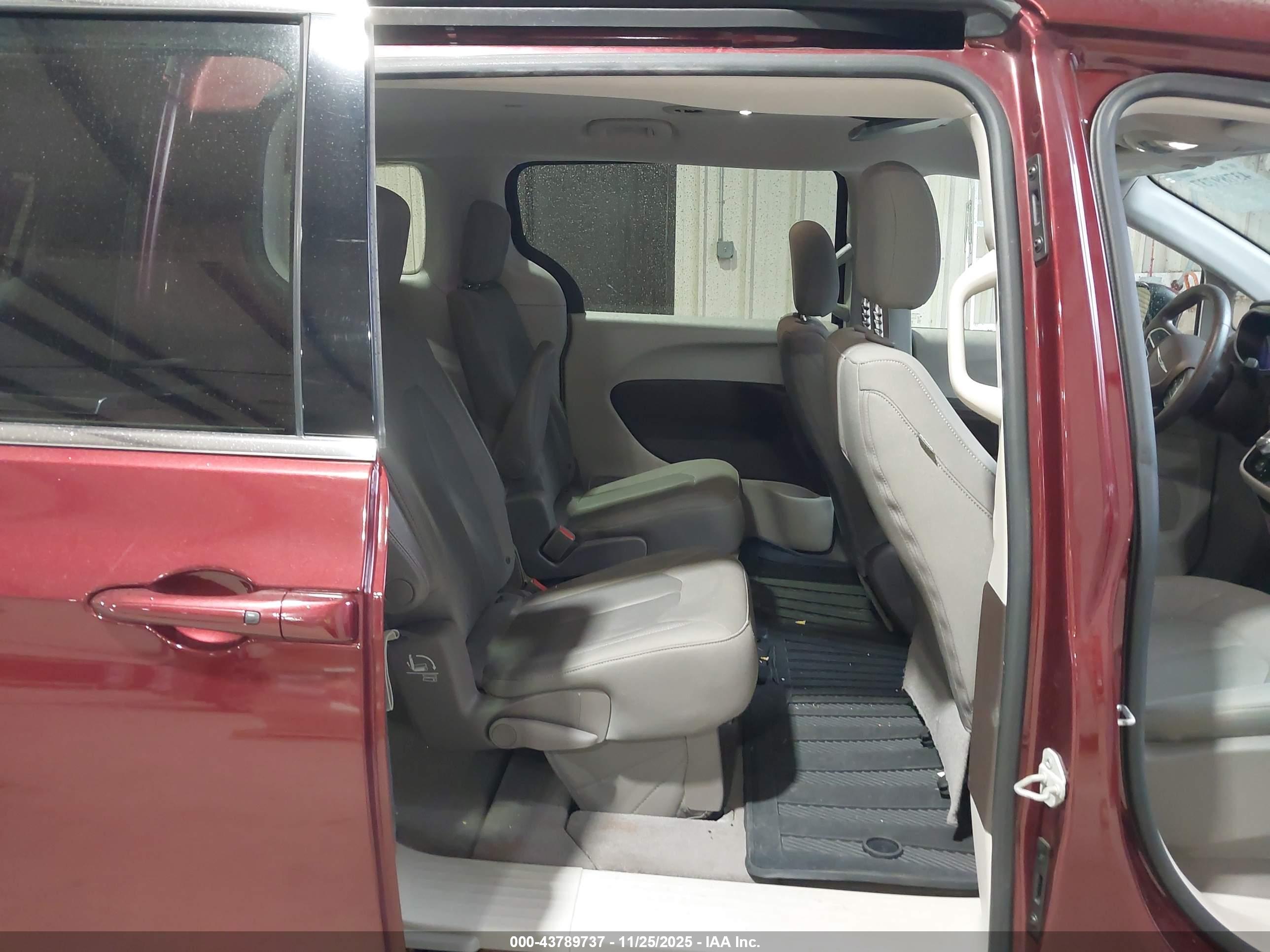 CHRYSLER PACIFICA image 8
