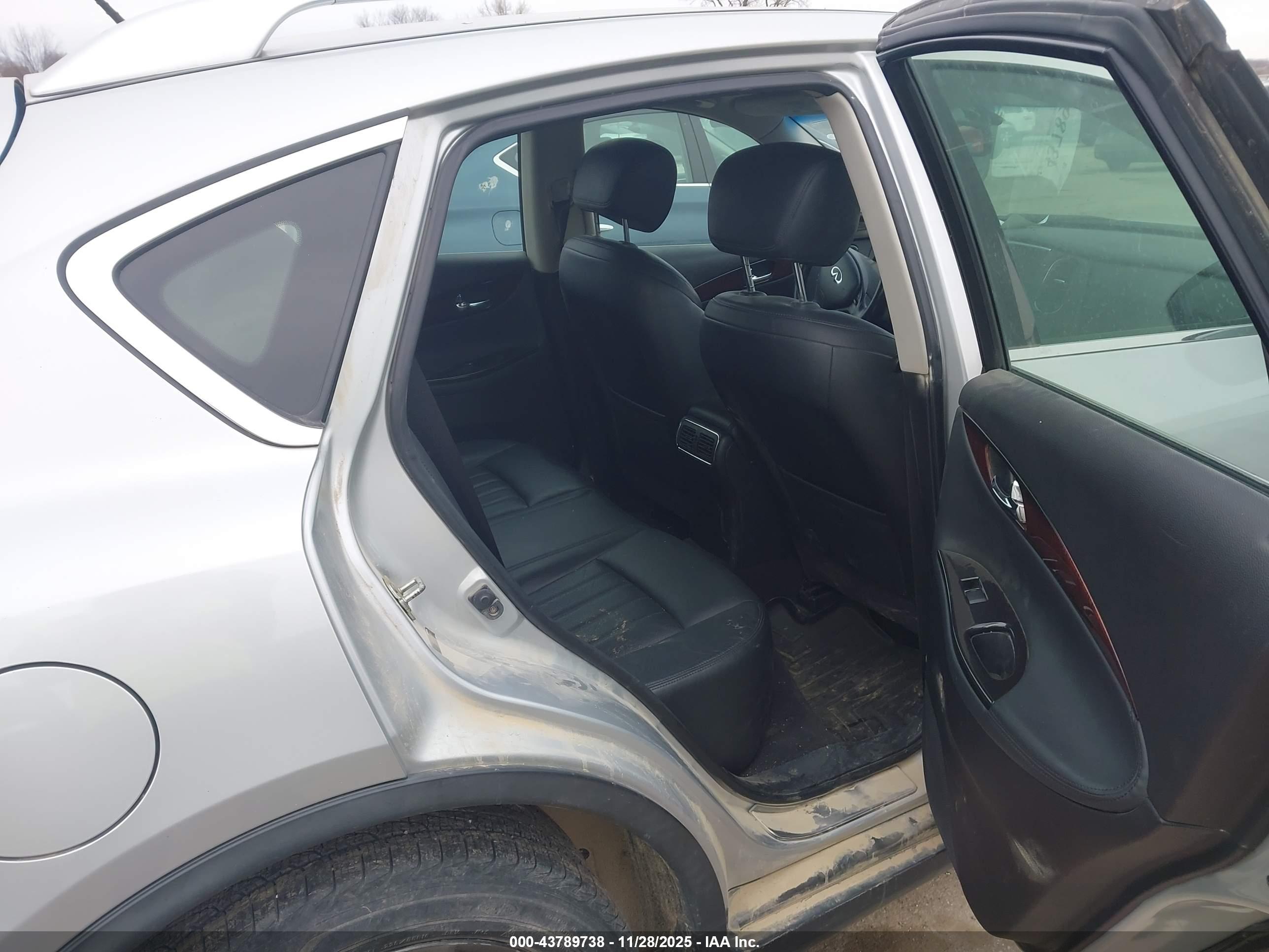 INFINITI EX35 image 8