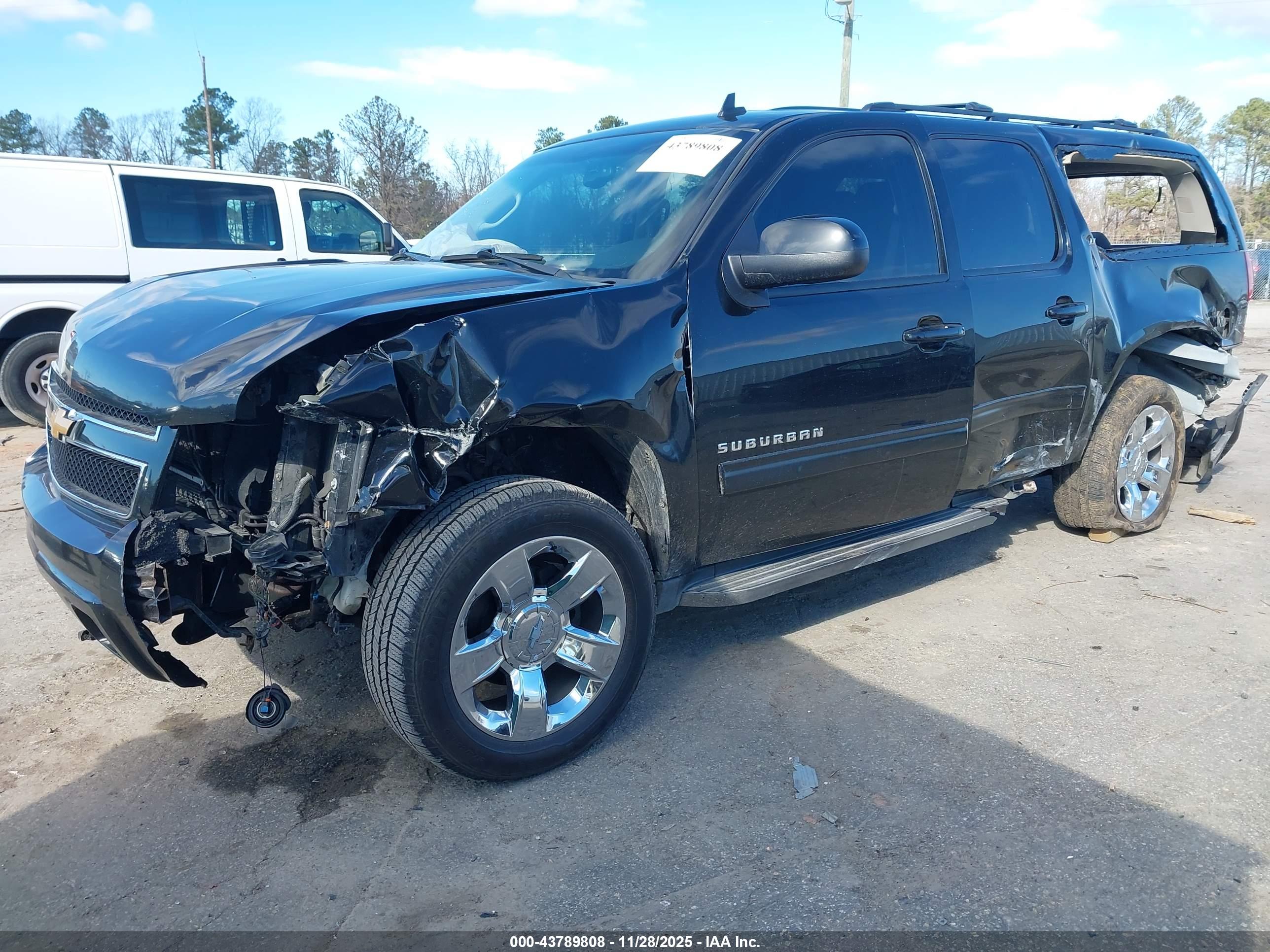 CHEVROLET SUBURBAN image 2