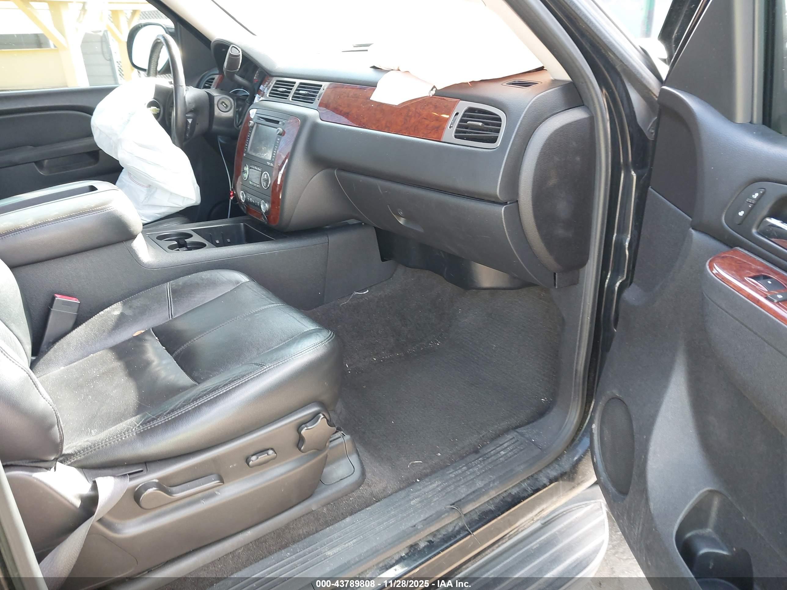 CHEVROLET SUBURBAN image 5