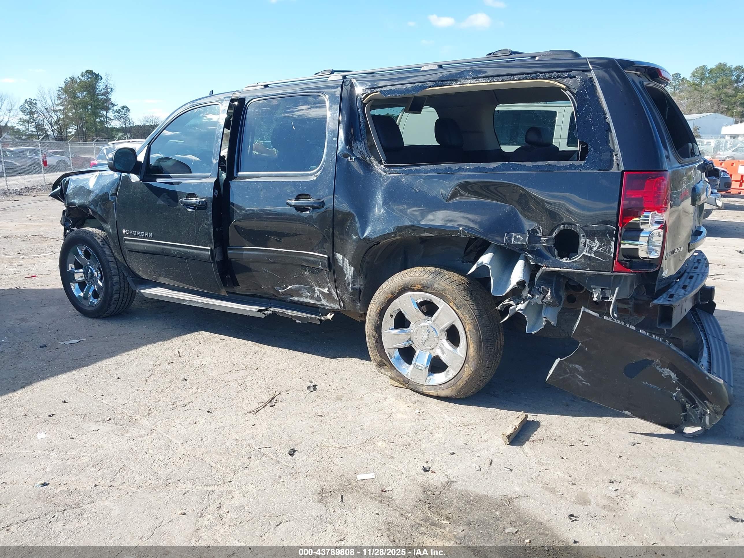 CHEVROLET SUBURBAN image 6