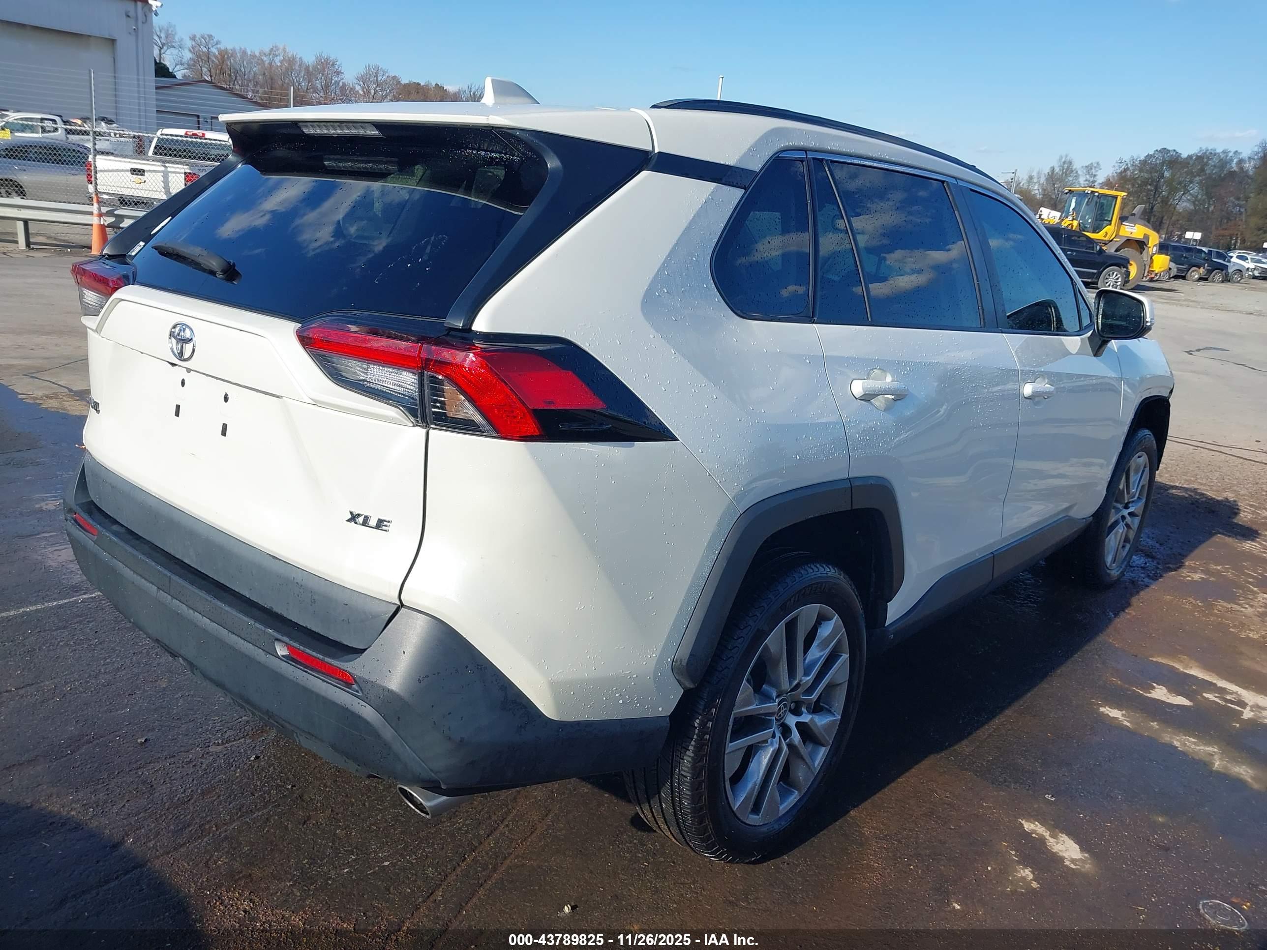 TOYOTA RAV4 image 4