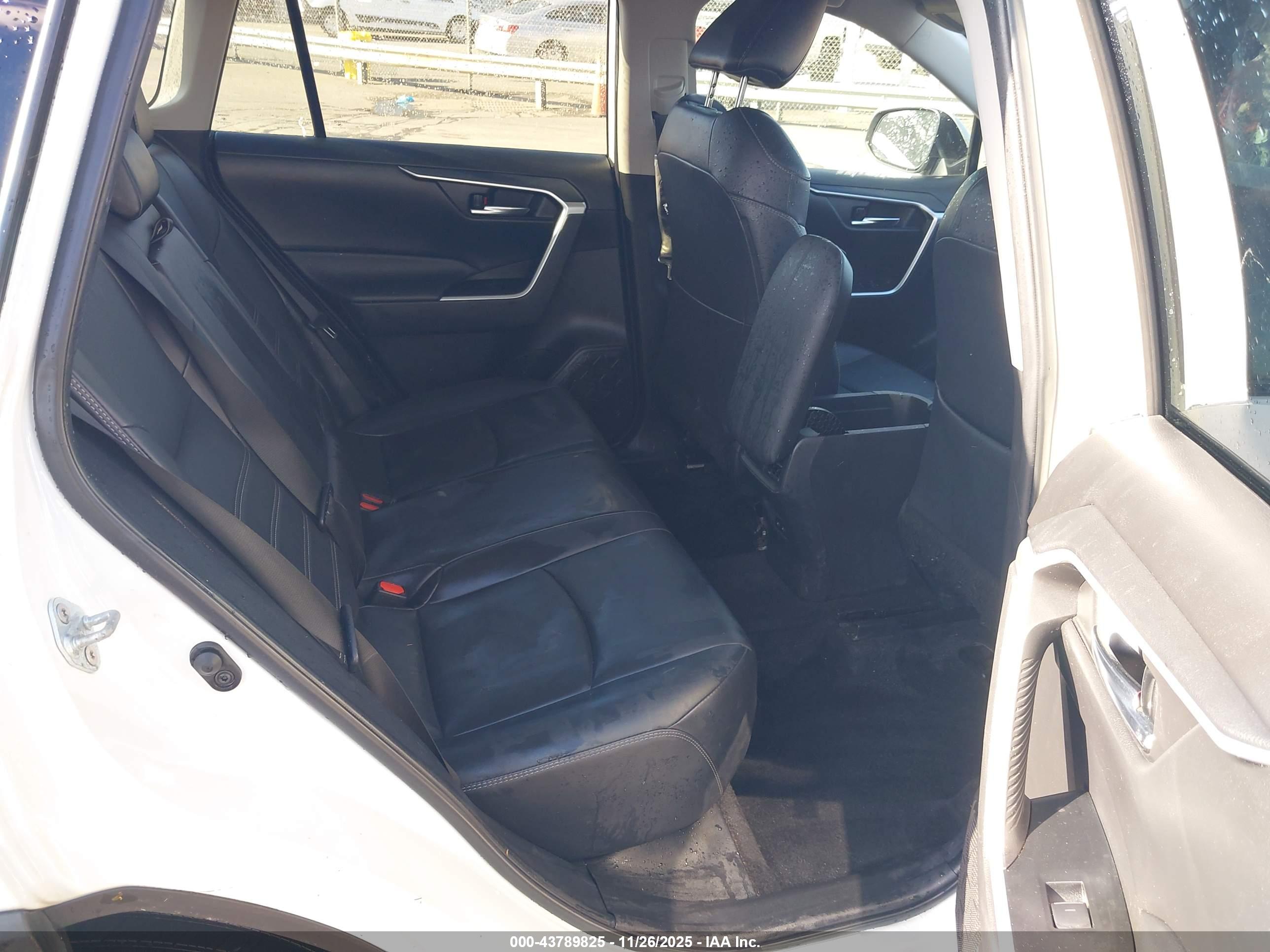 TOYOTA RAV4 image 8