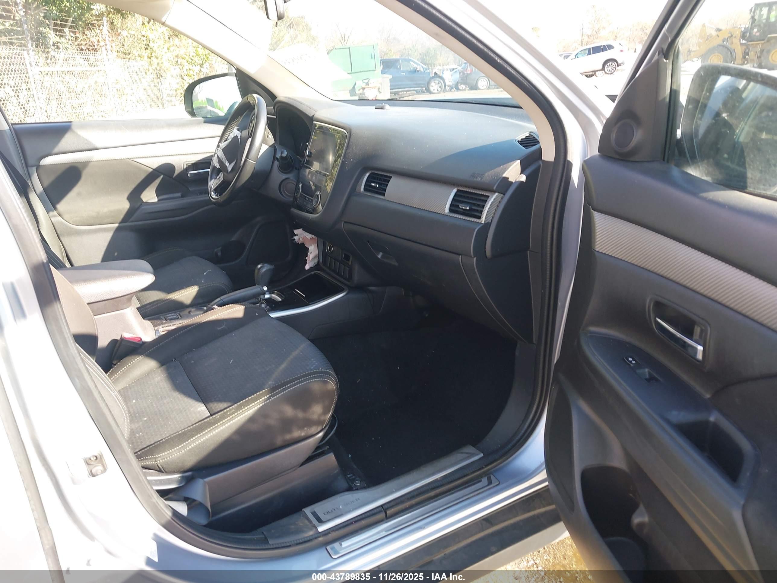 MITSUBISHI OUTLANDER image 5