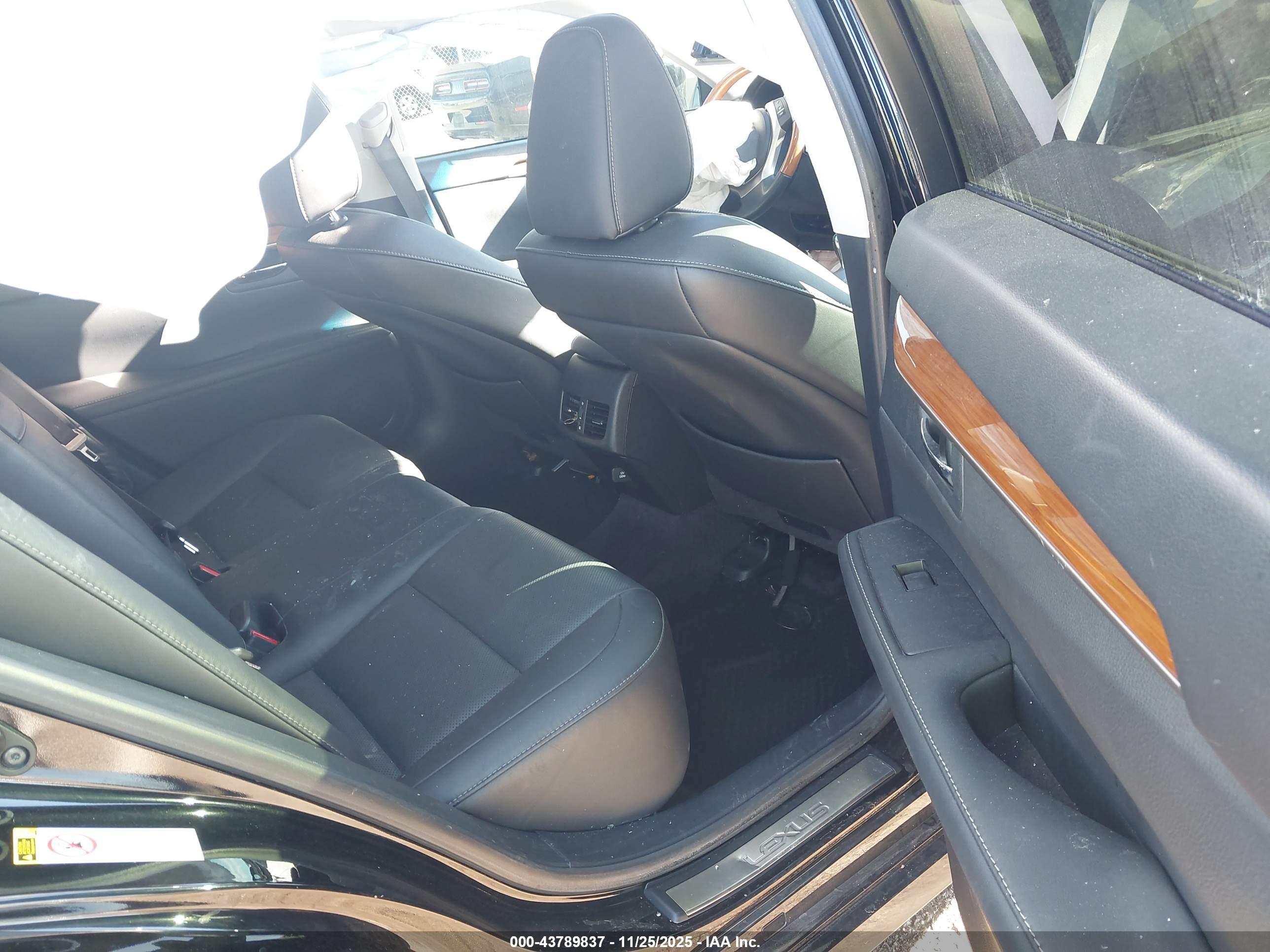 LEXUS ES image 8