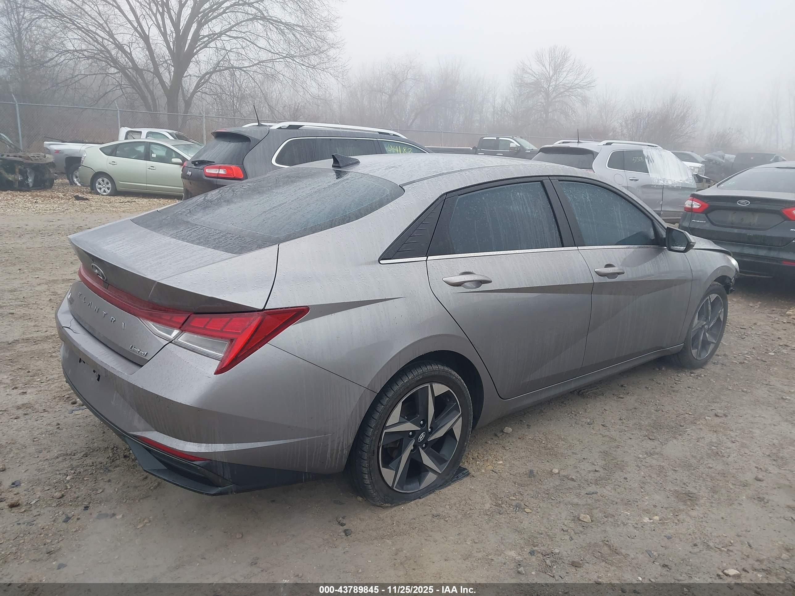 HYUNDAI ELANTRA image 4