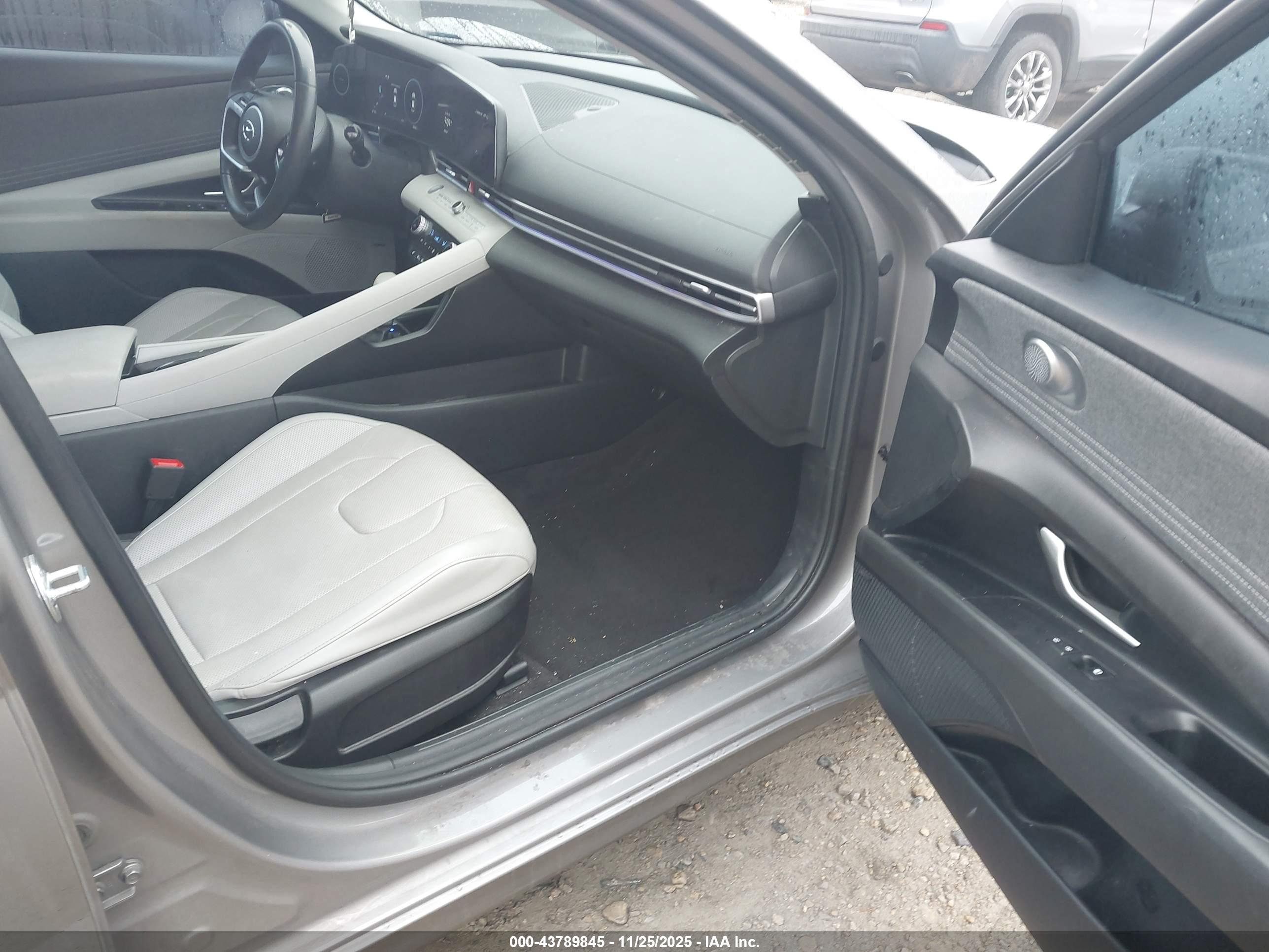 HYUNDAI ELANTRA image 5