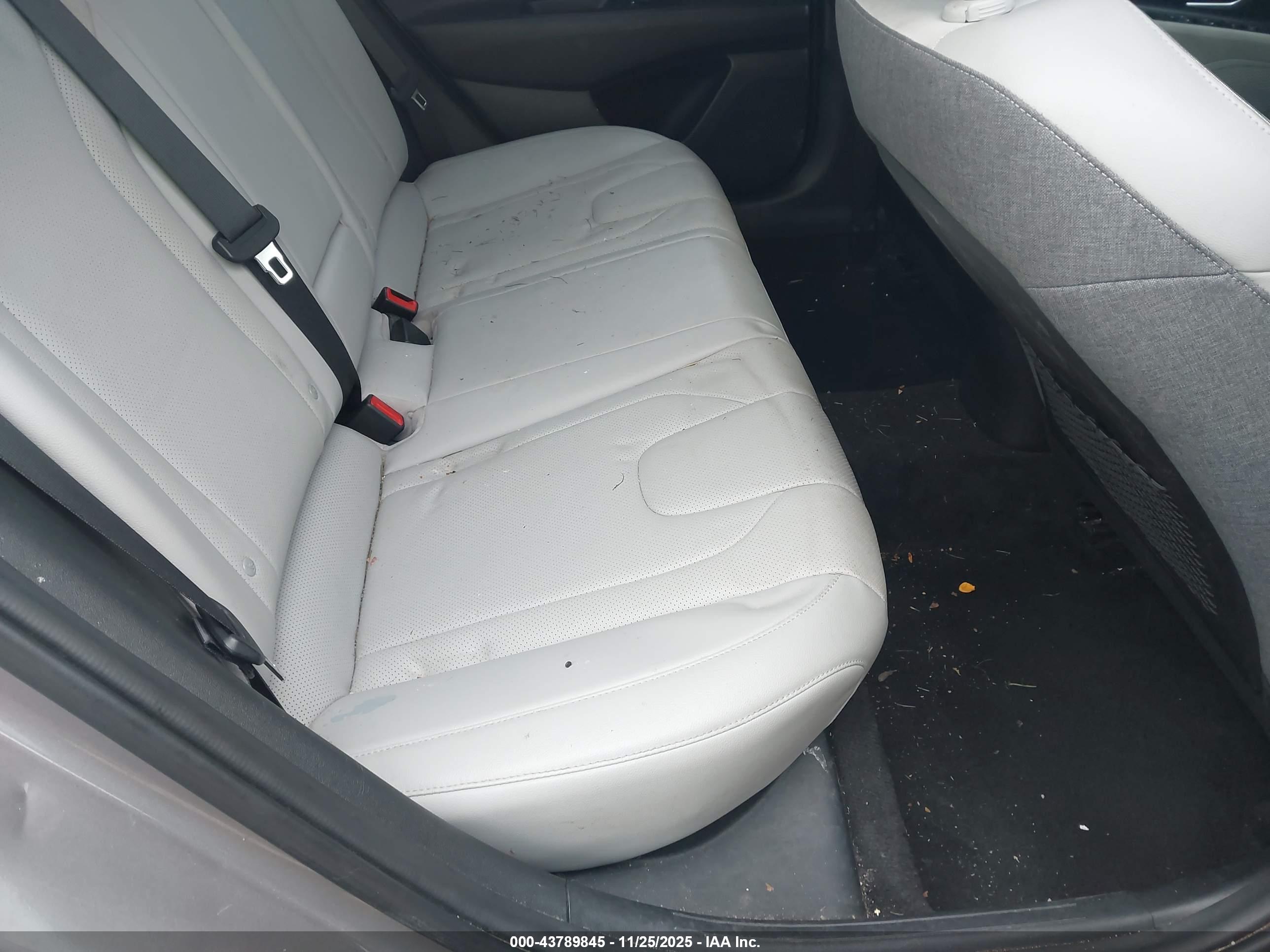 HYUNDAI ELANTRA image 8