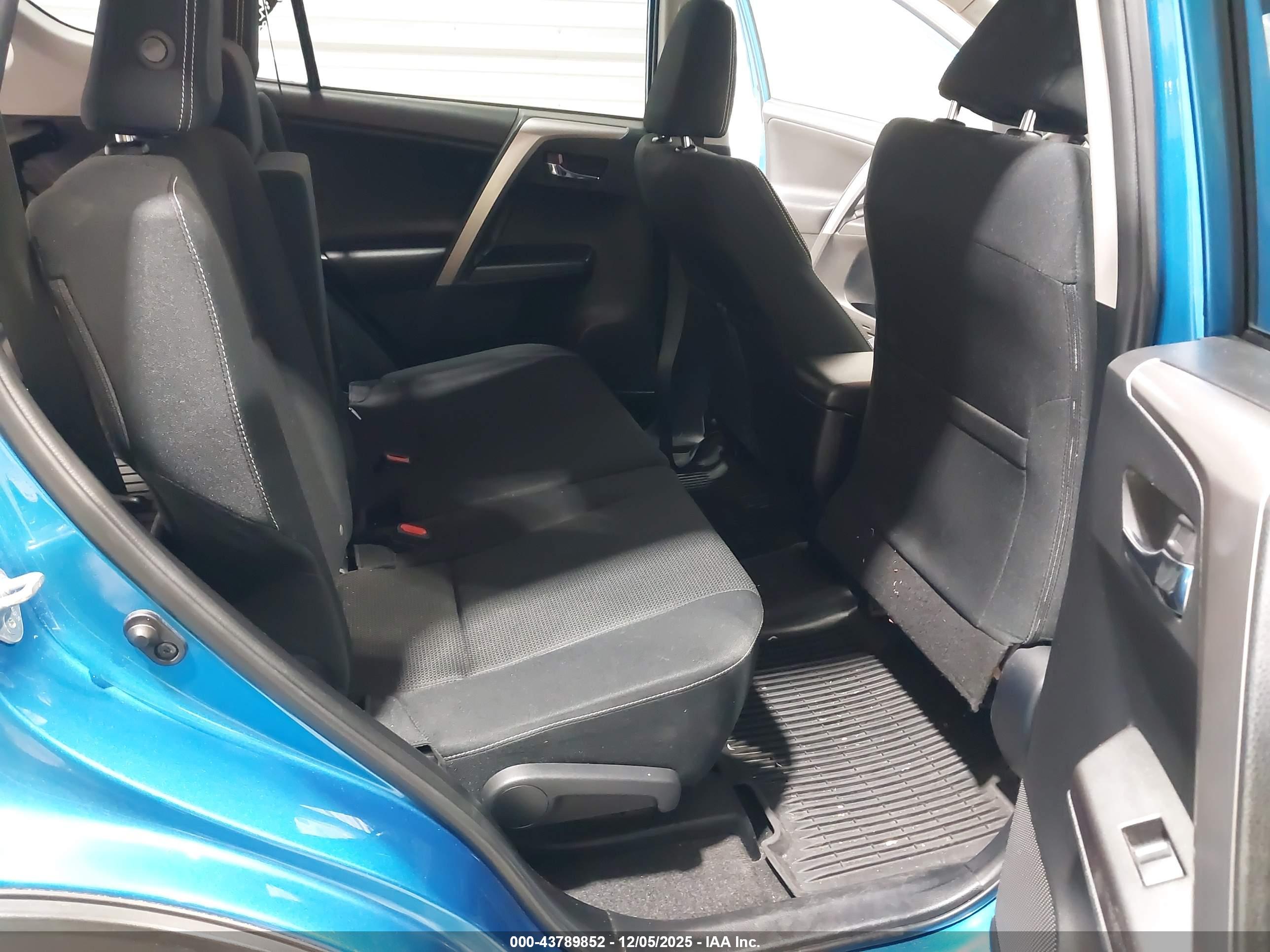 TOYOTA RAV4 image 8