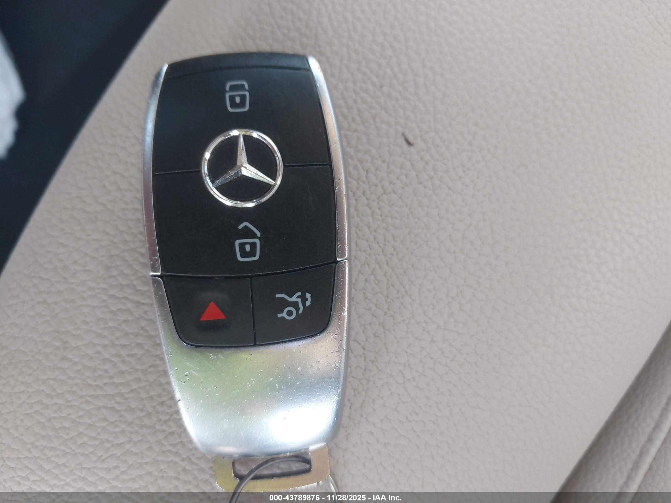 MERCEDES-BENZ GLB image 11