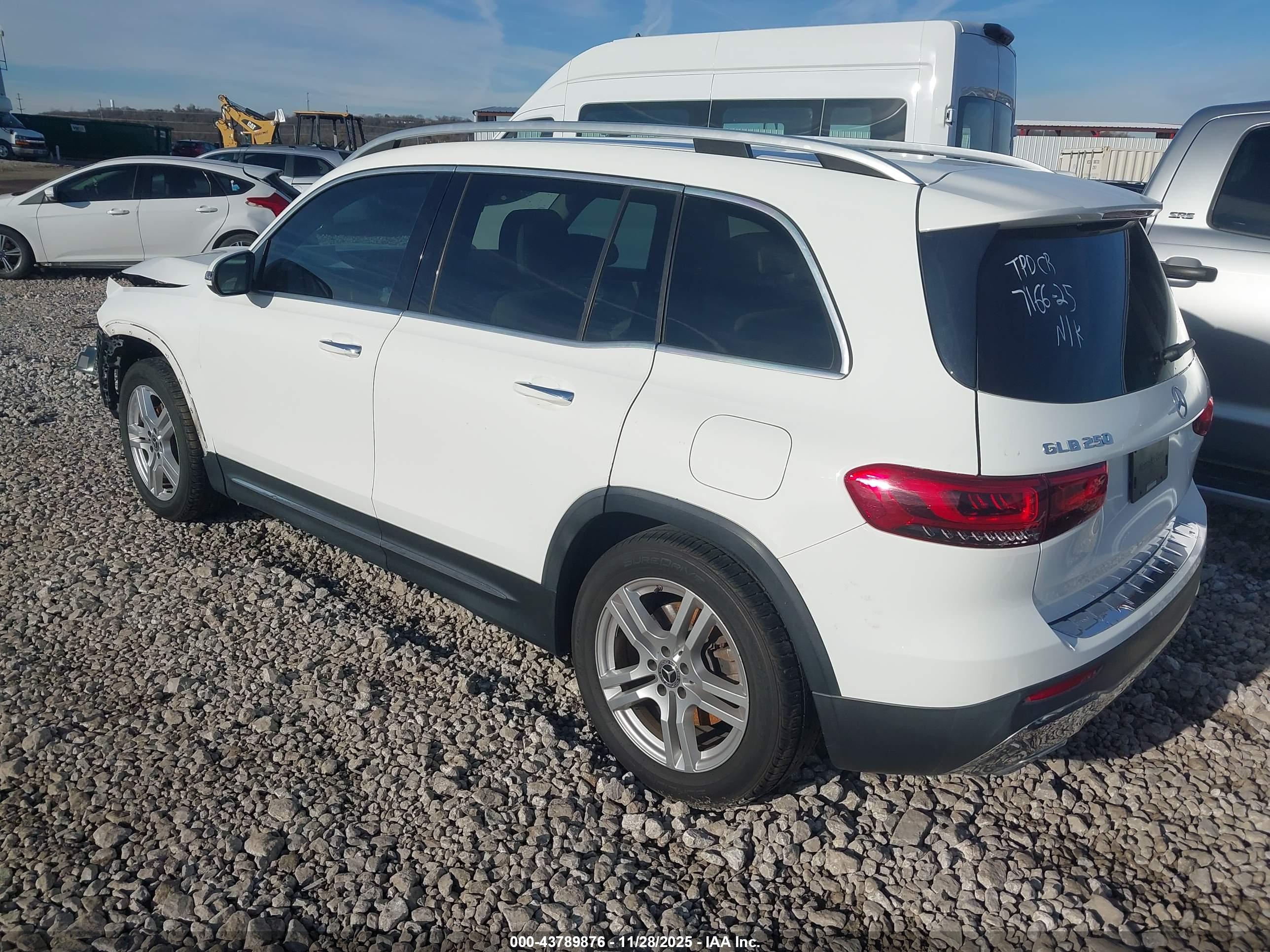MERCEDES-BENZ GLB image 3