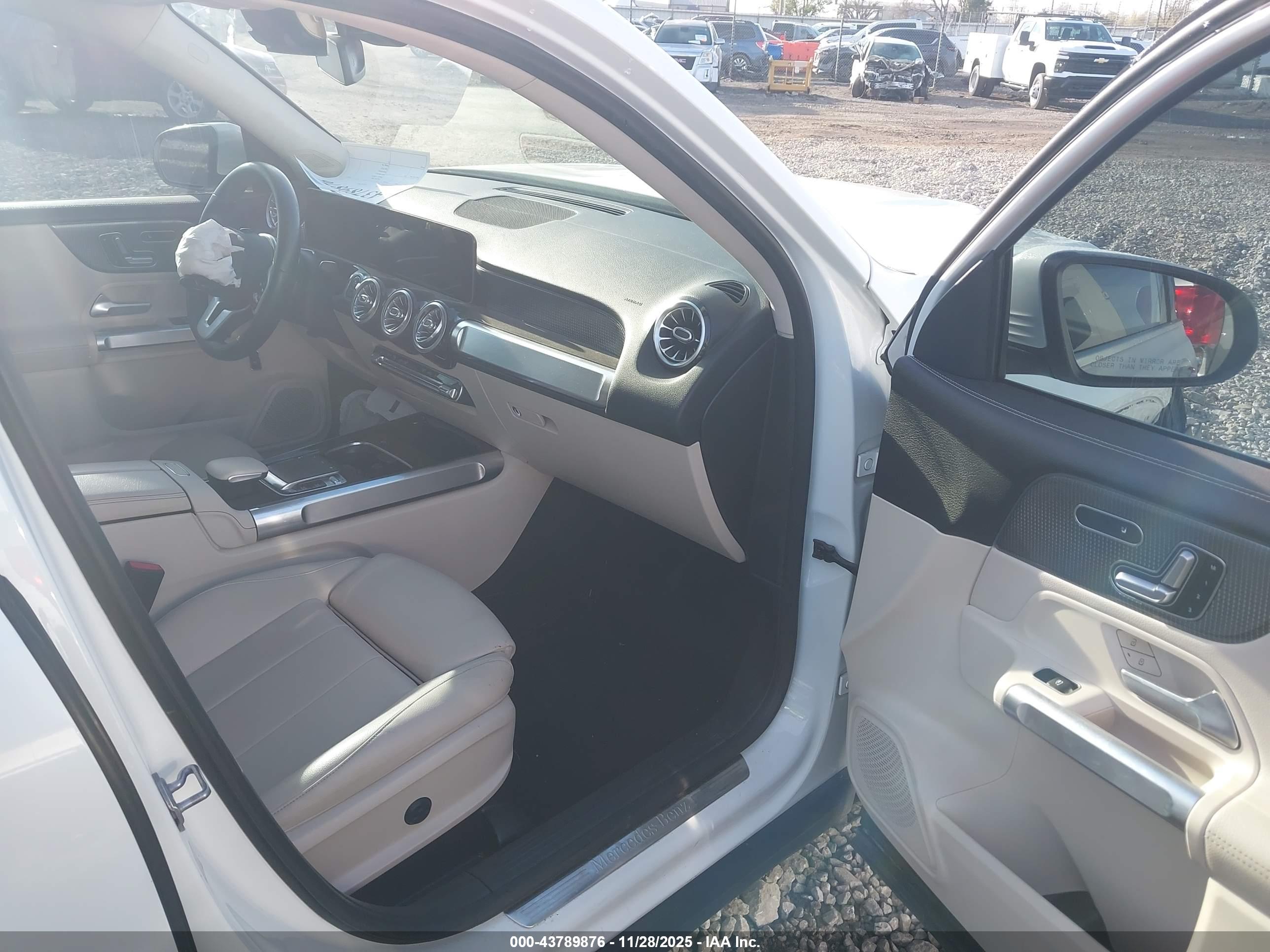 MERCEDES-BENZ GLB image 5