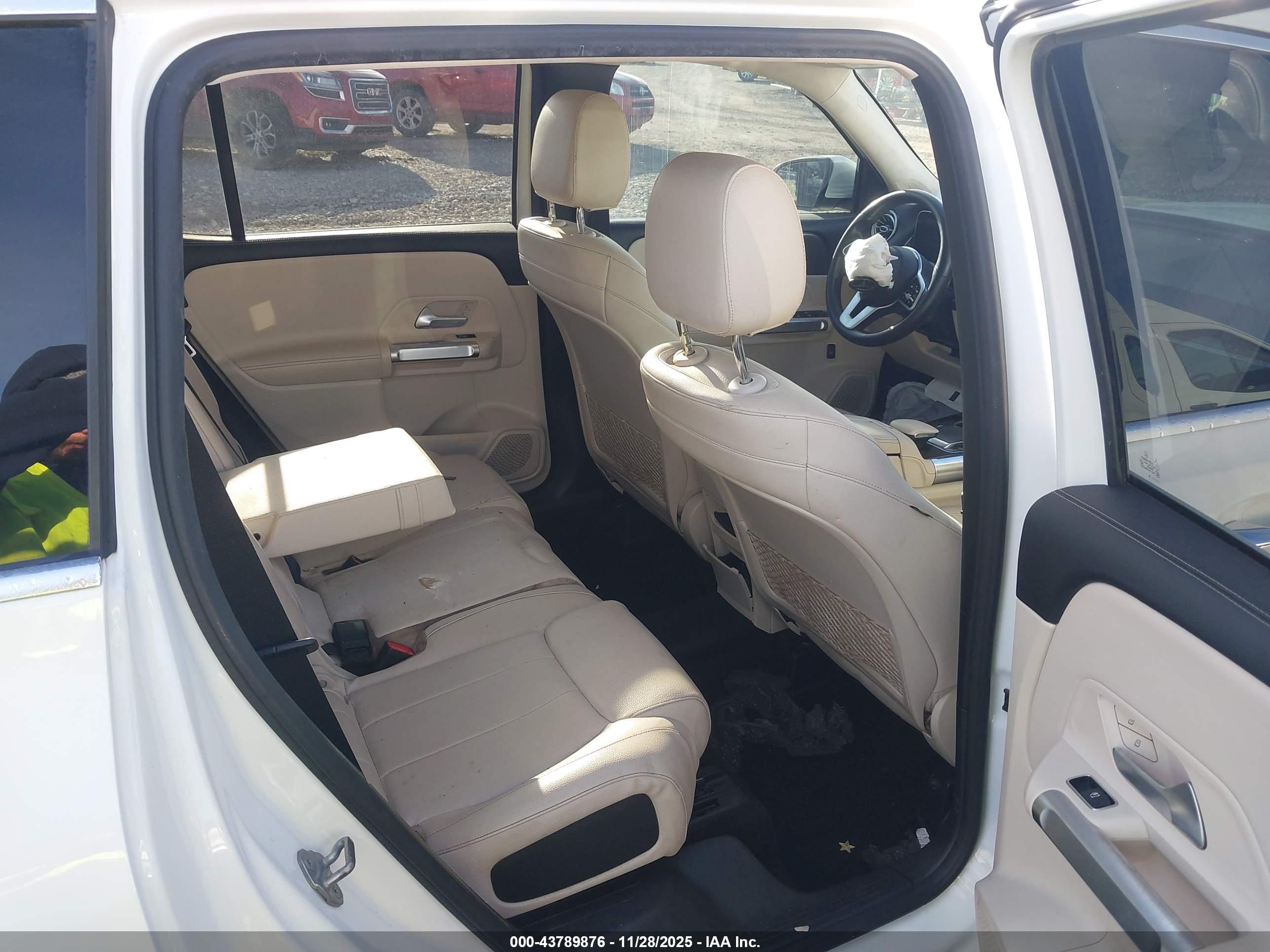 MERCEDES-BENZ GLB image 8