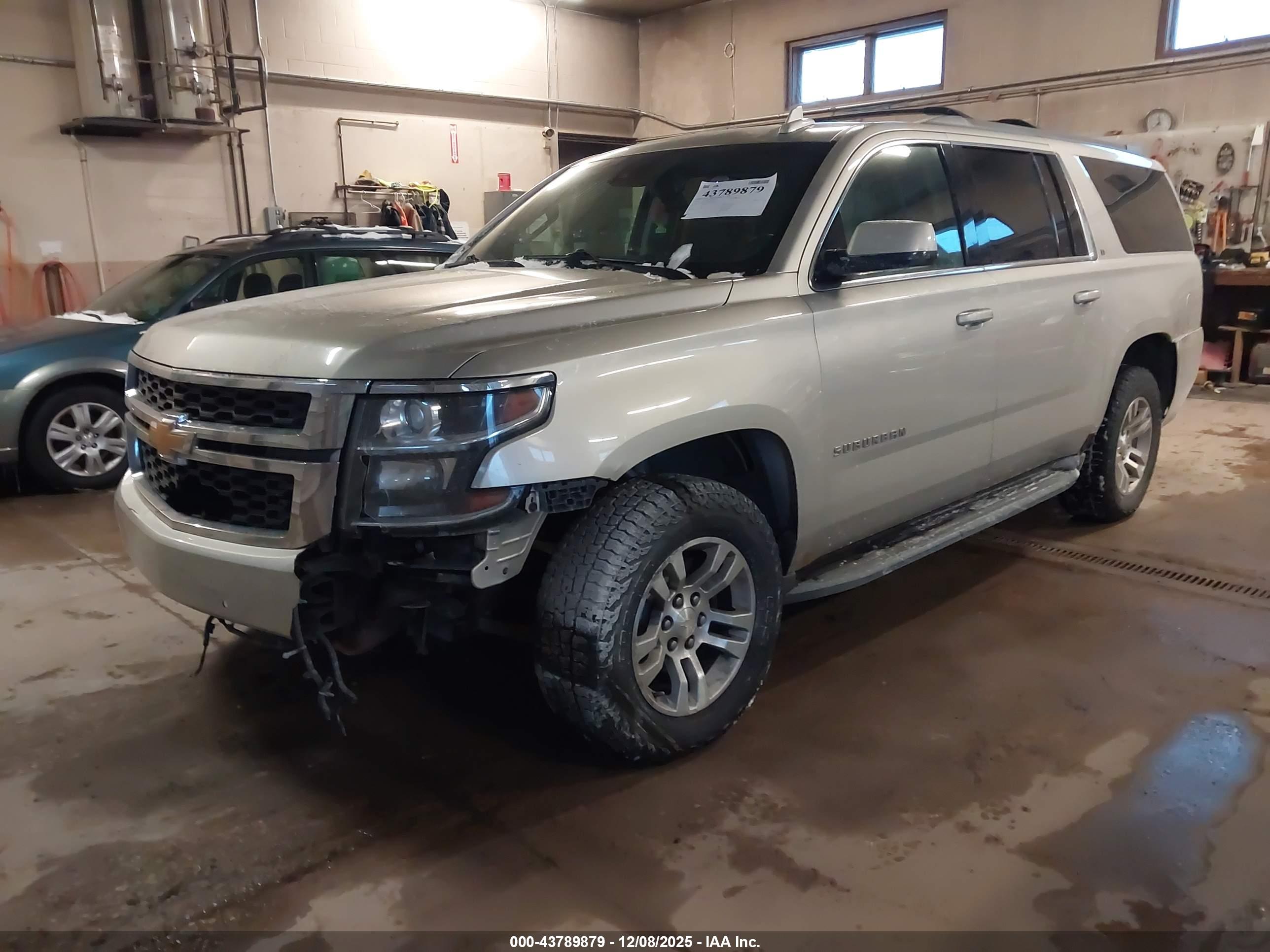 CHEVROLET SUBURBAN image 2