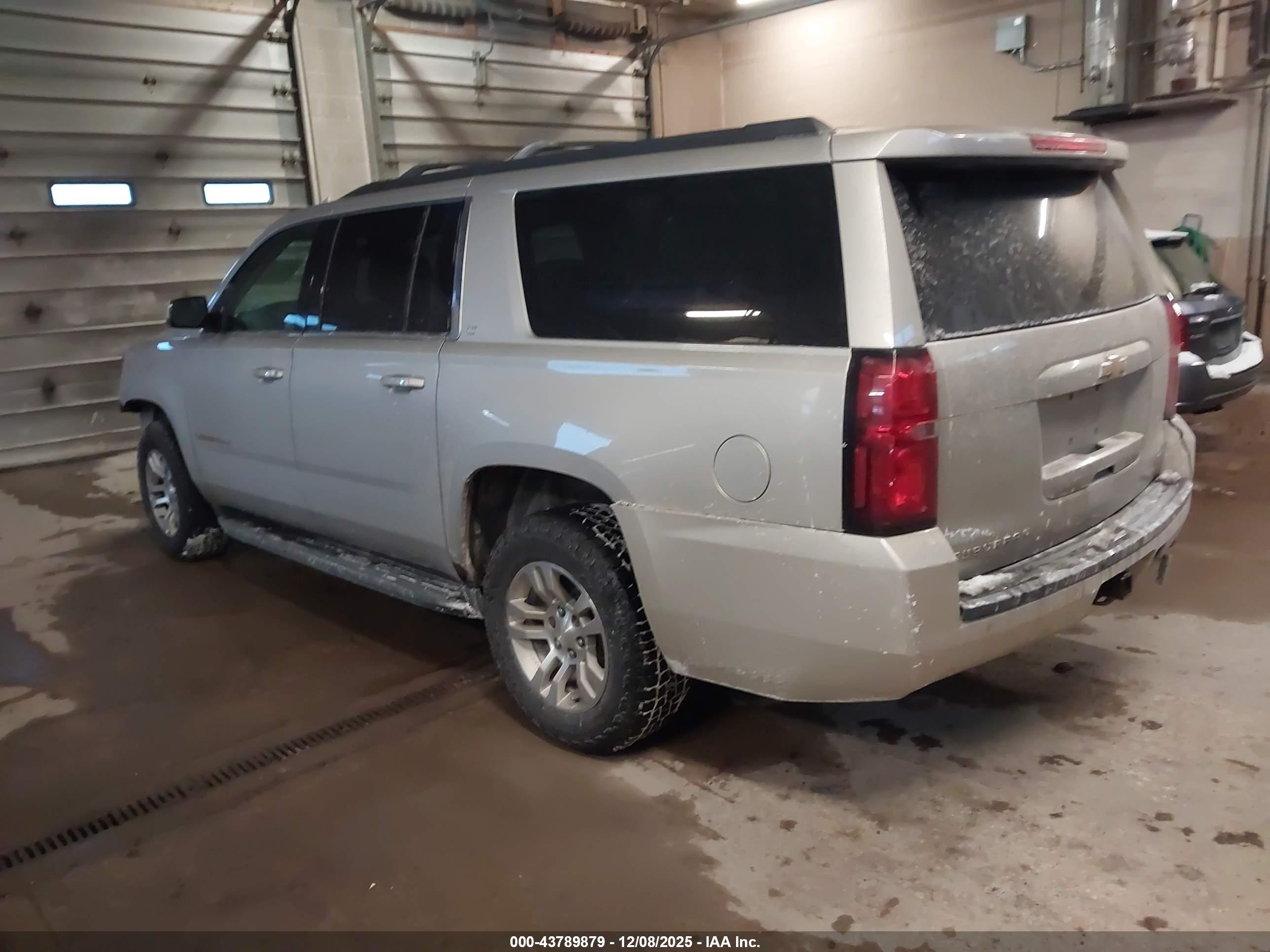CHEVROLET SUBURBAN image 3