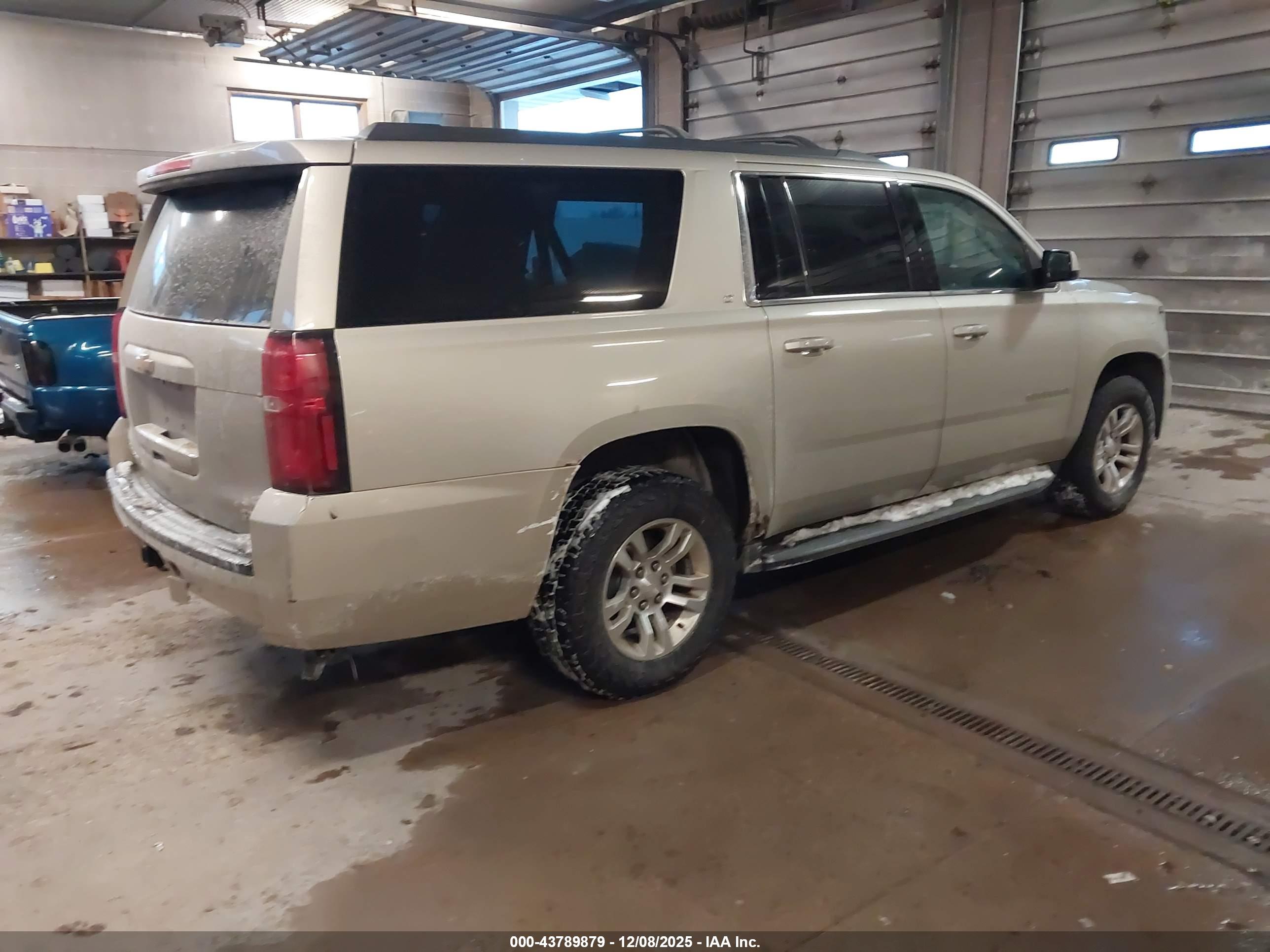 CHEVROLET SUBURBAN image 4