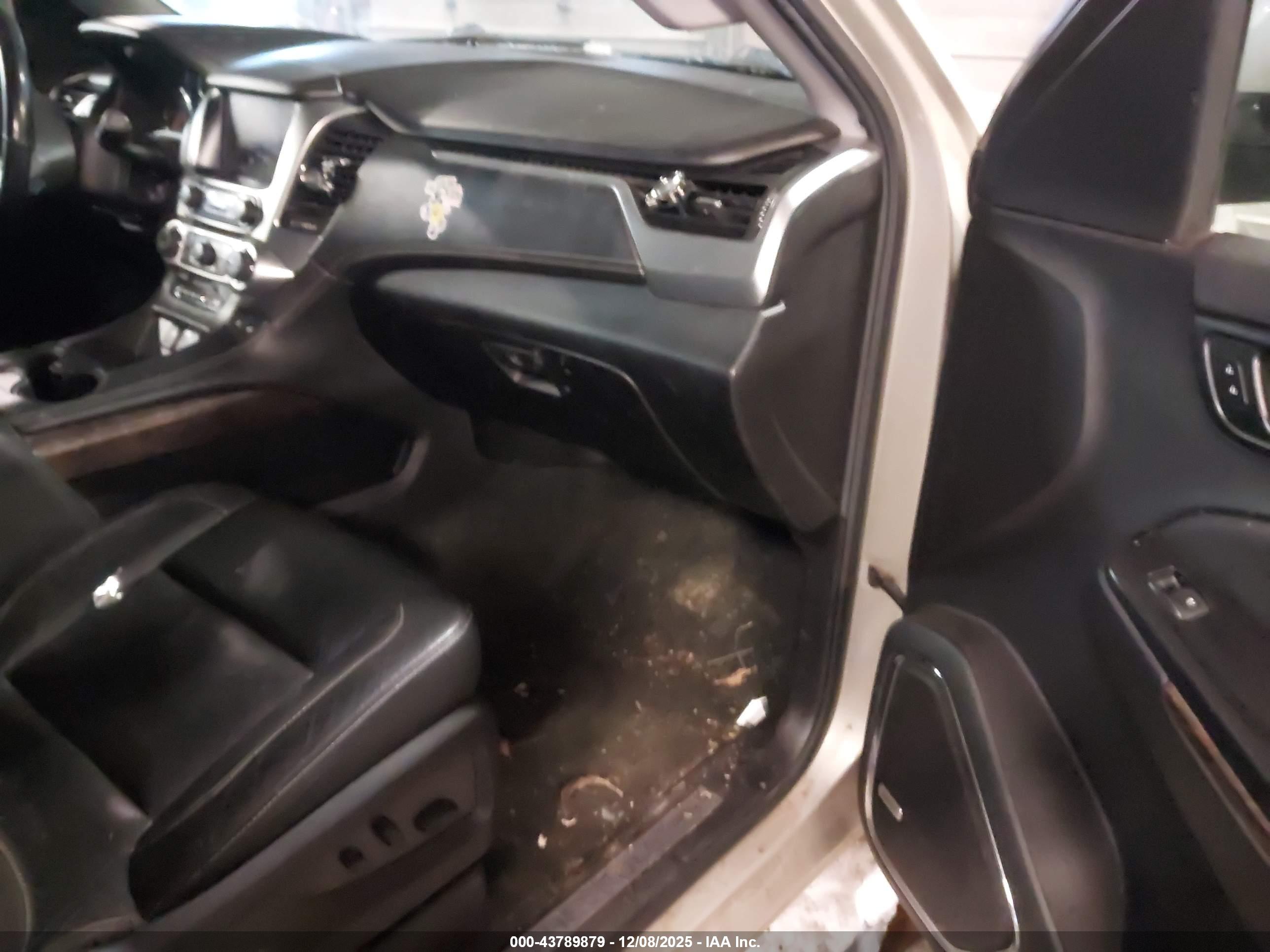CHEVROLET SUBURBAN image 5