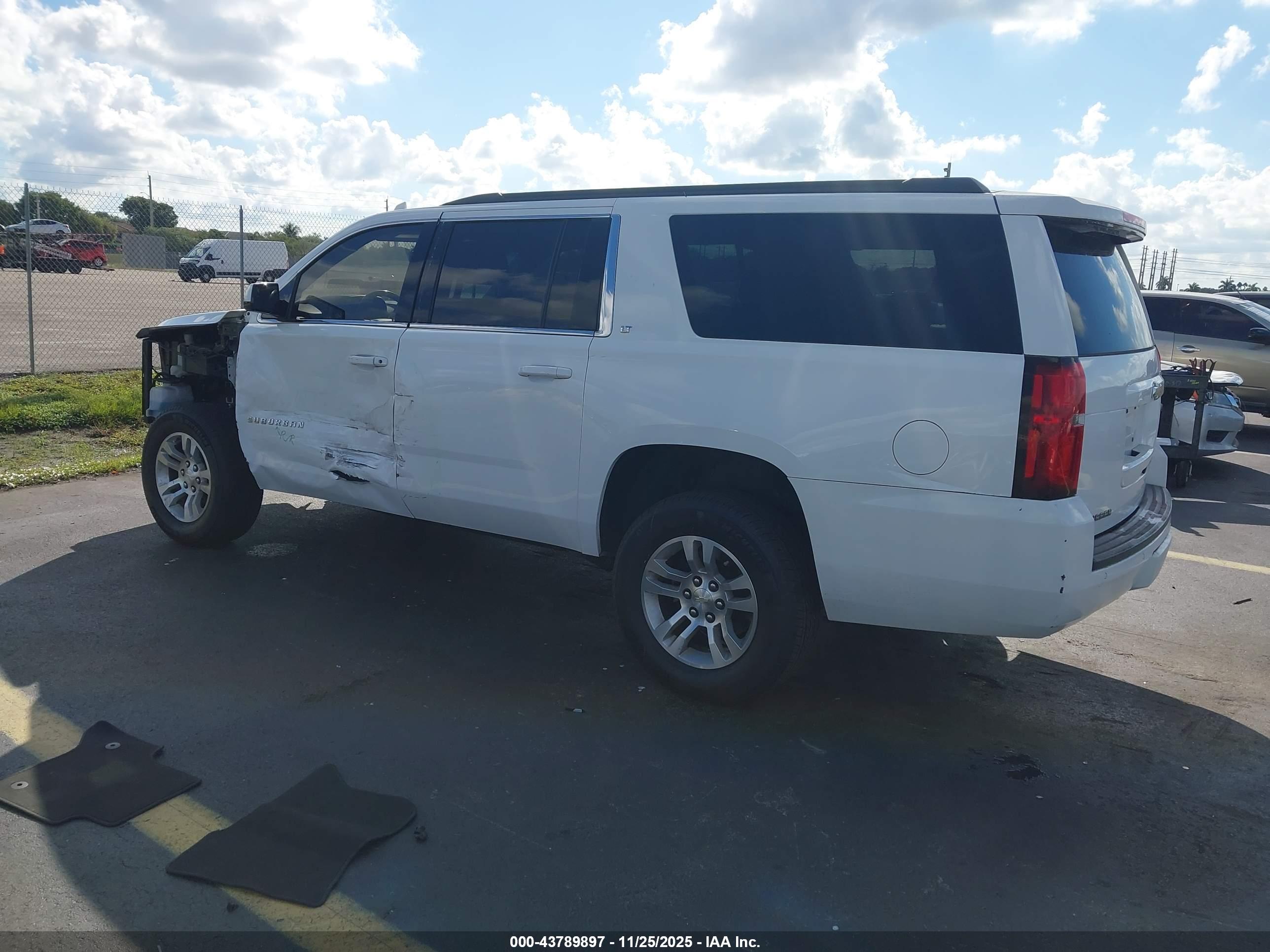 CHEVROLET SUBURBAN image 3