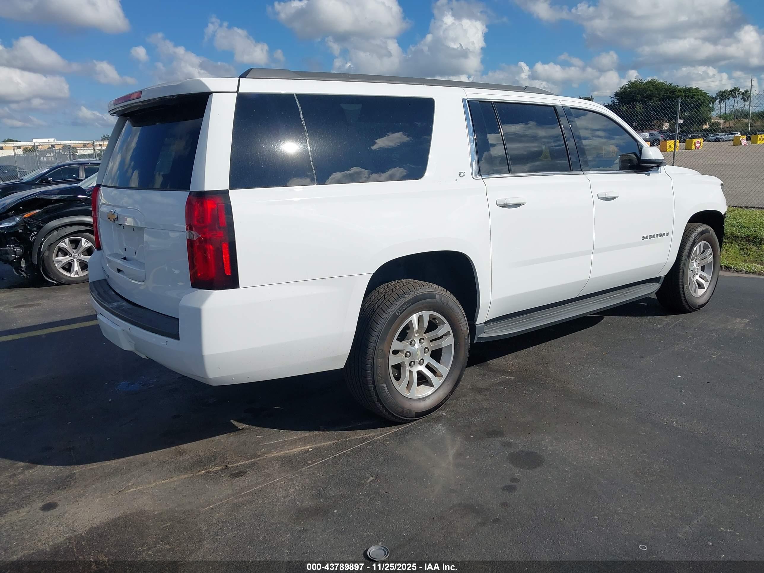 CHEVROLET SUBURBAN image 4