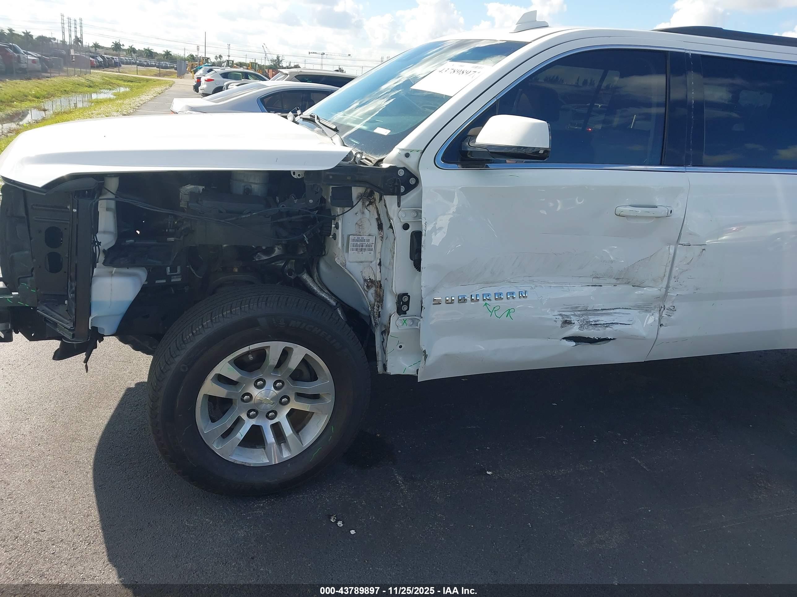 CHEVROLET SUBURBAN image 6