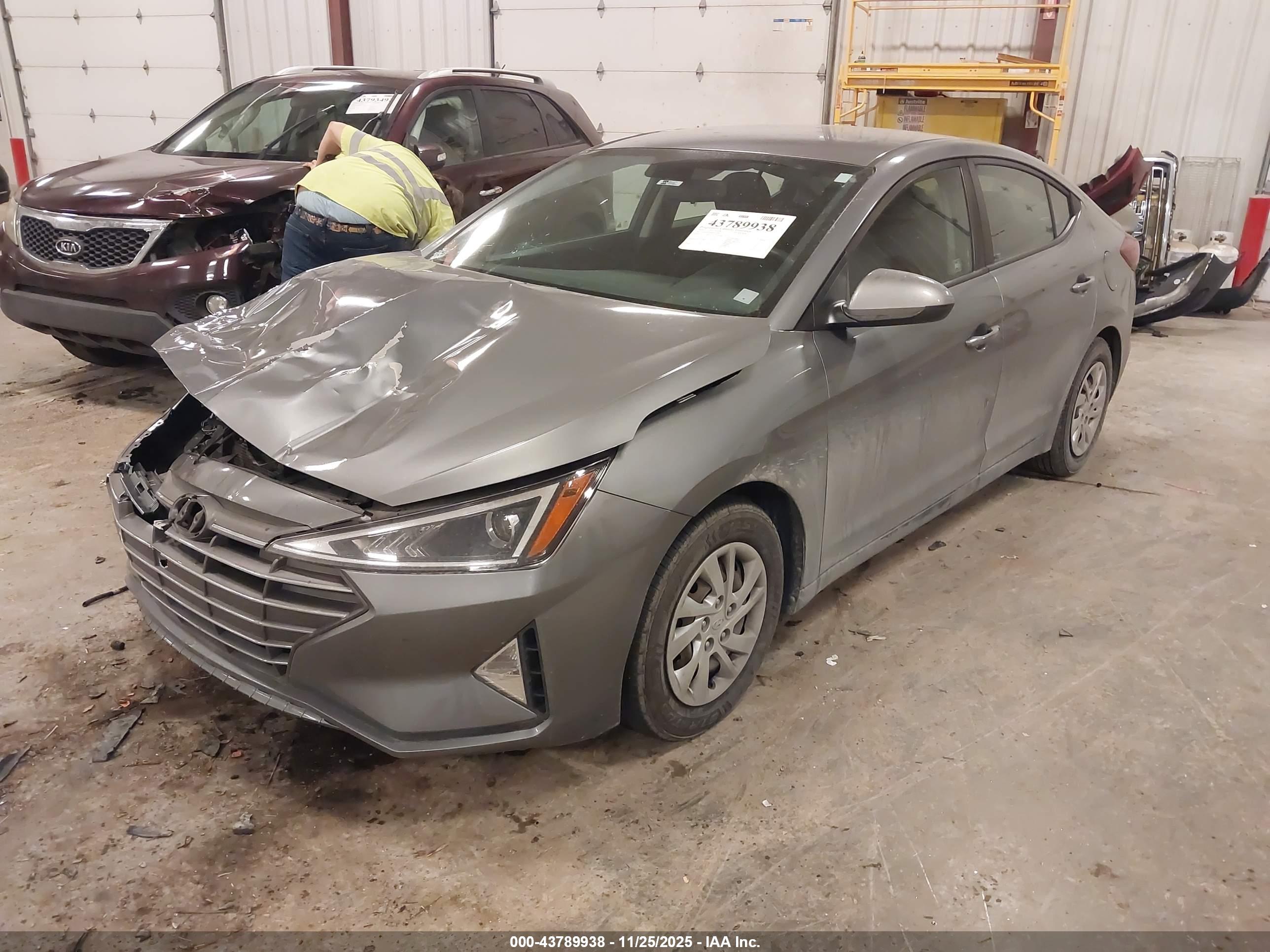 HYUNDAI ELANTRA image 2