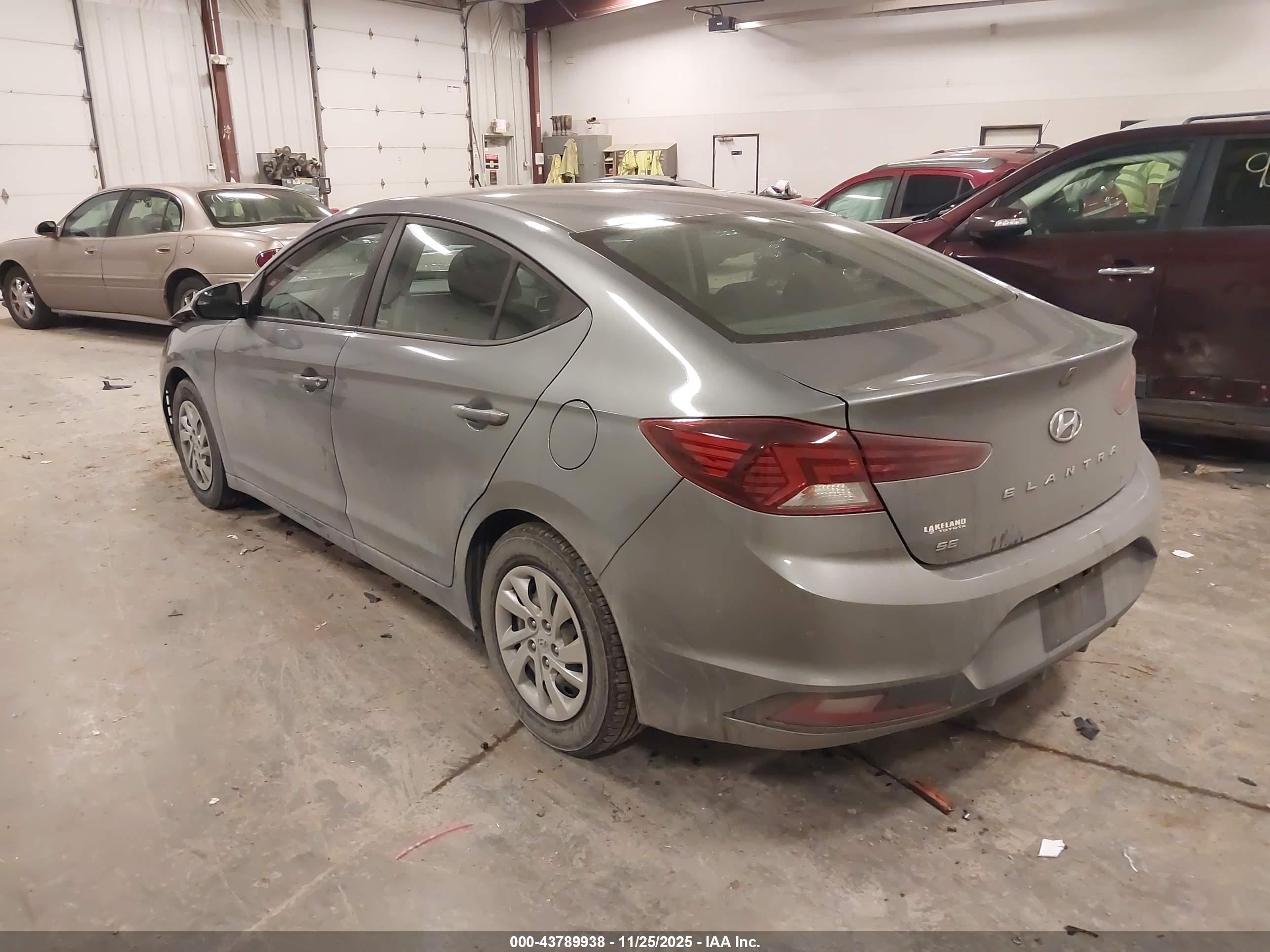 HYUNDAI ELANTRA image 3