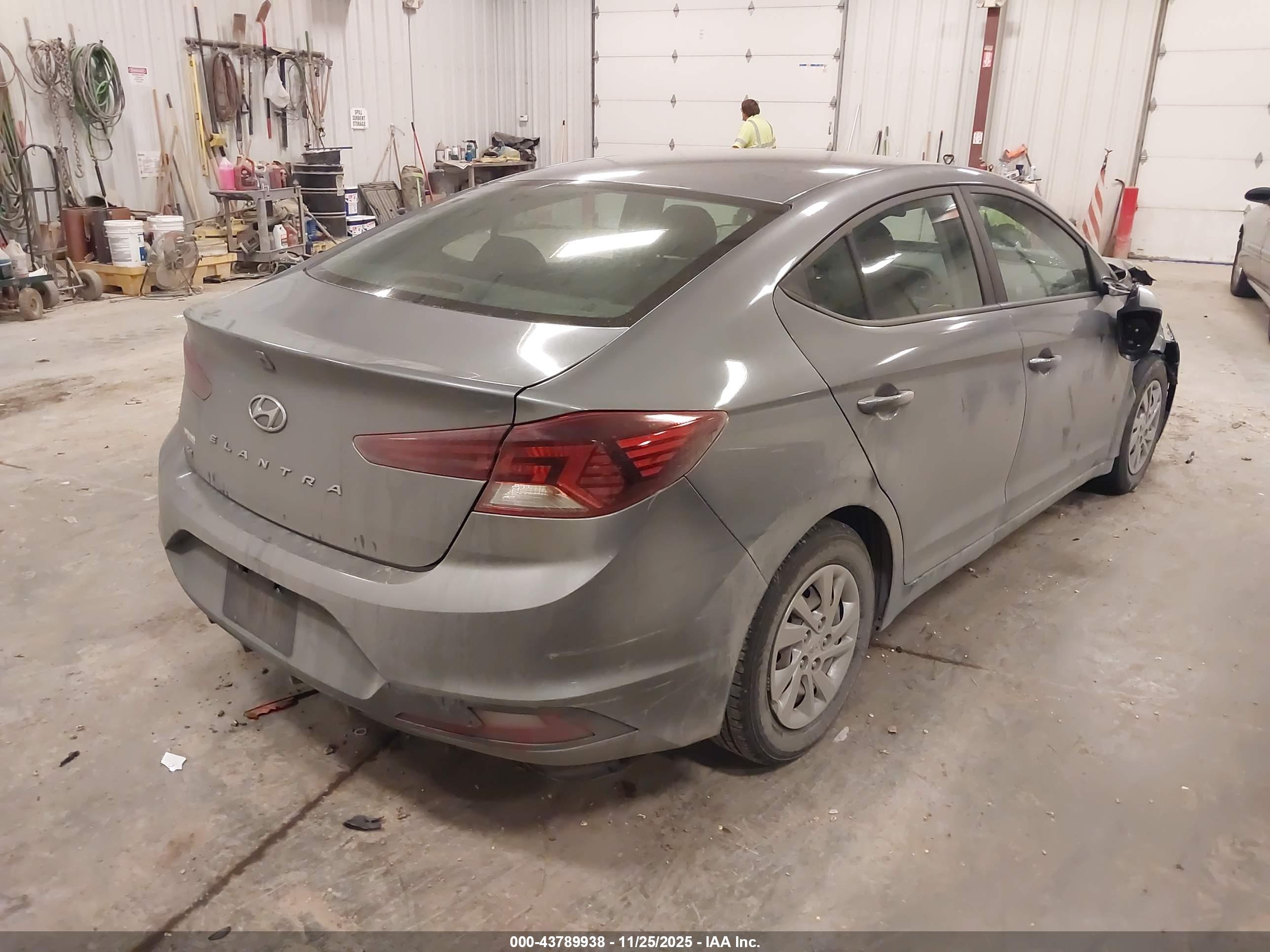 HYUNDAI ELANTRA image 4