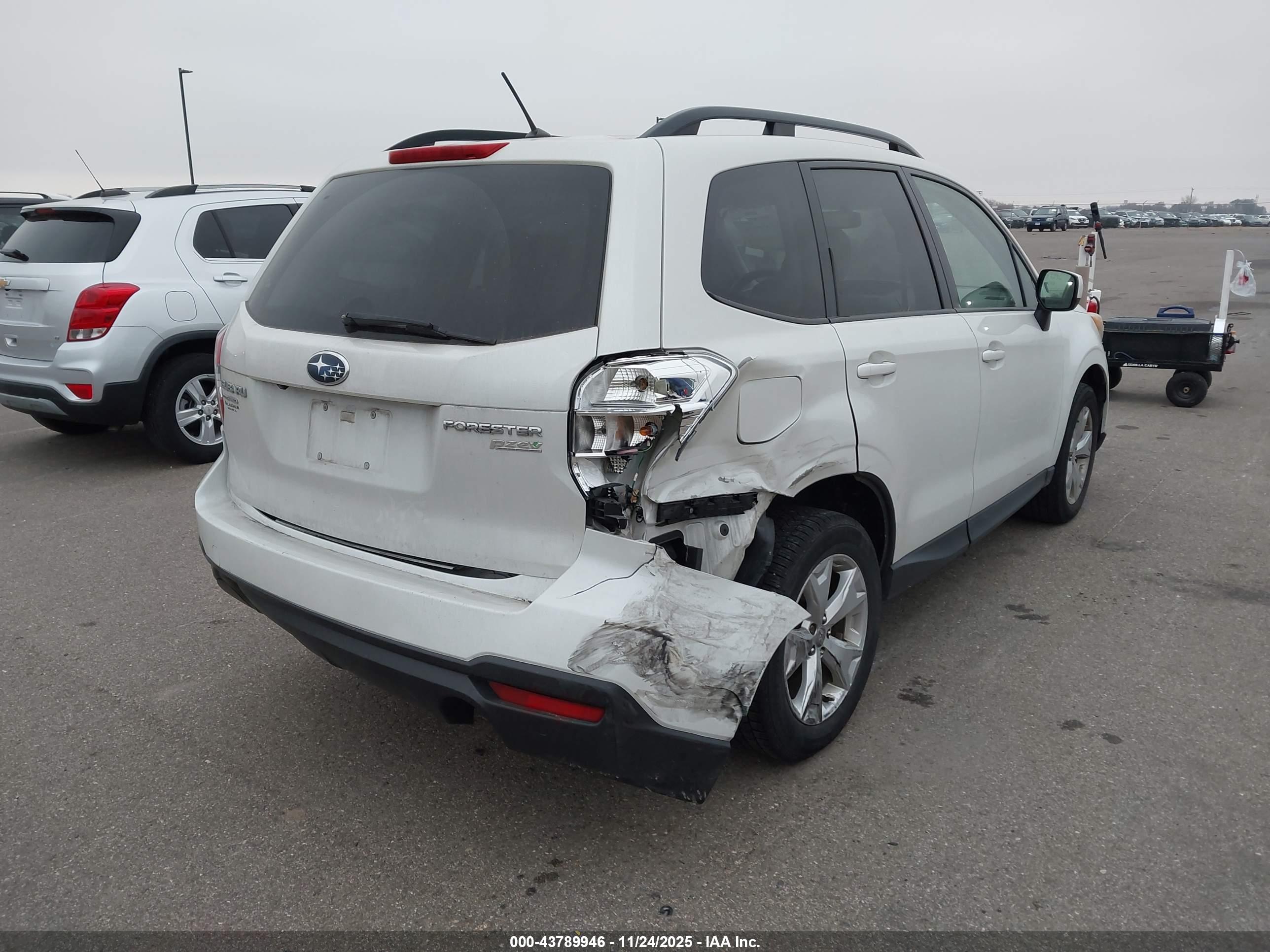 SUBARU FORESTER image 6